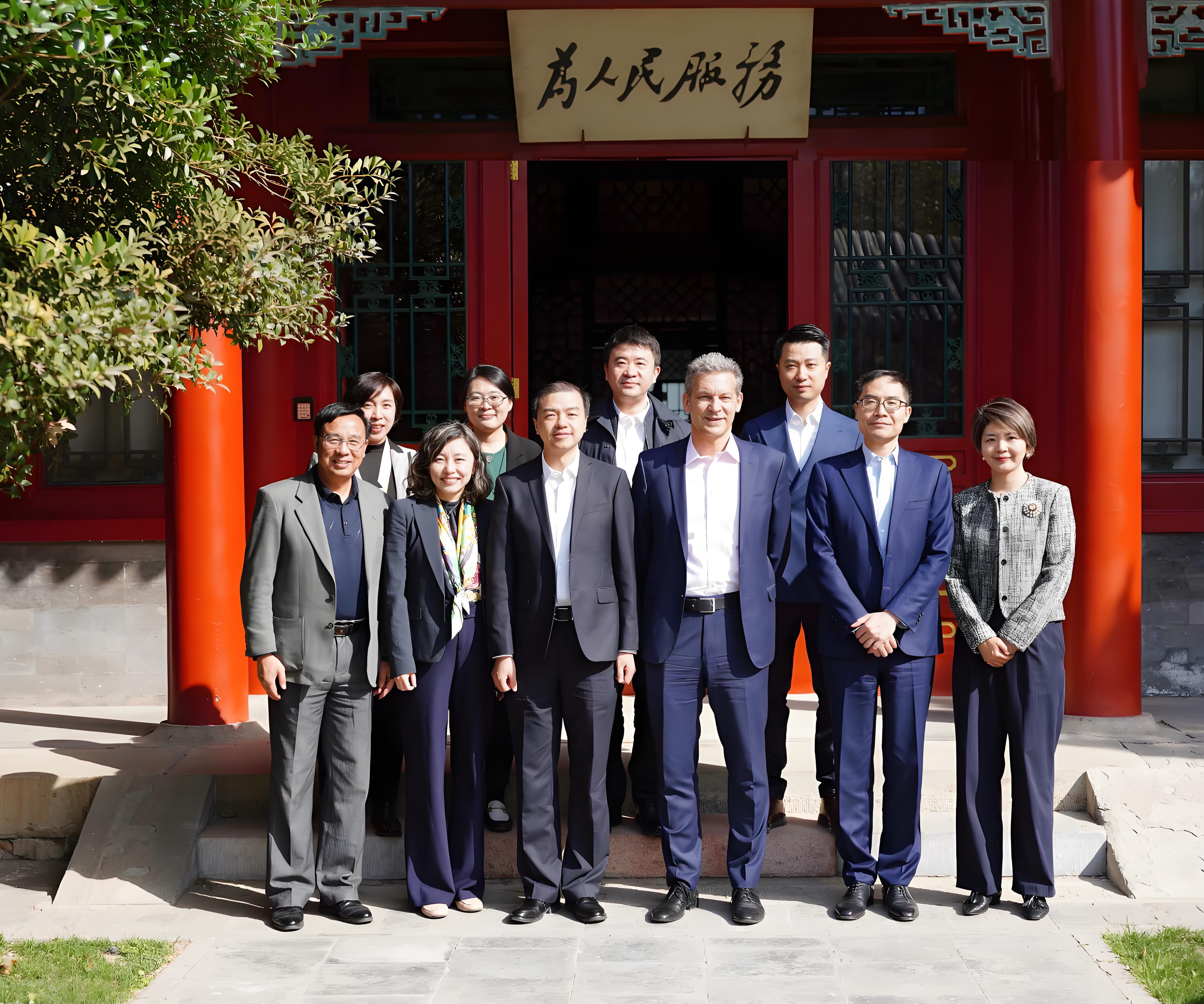 20250403-索诺瓦集团首席执行官一行到访beat365中文官方网站-孙力扬-向波涛(前排左三)与安特·凯多斯基(前排右三)及双方团队合影.jpg