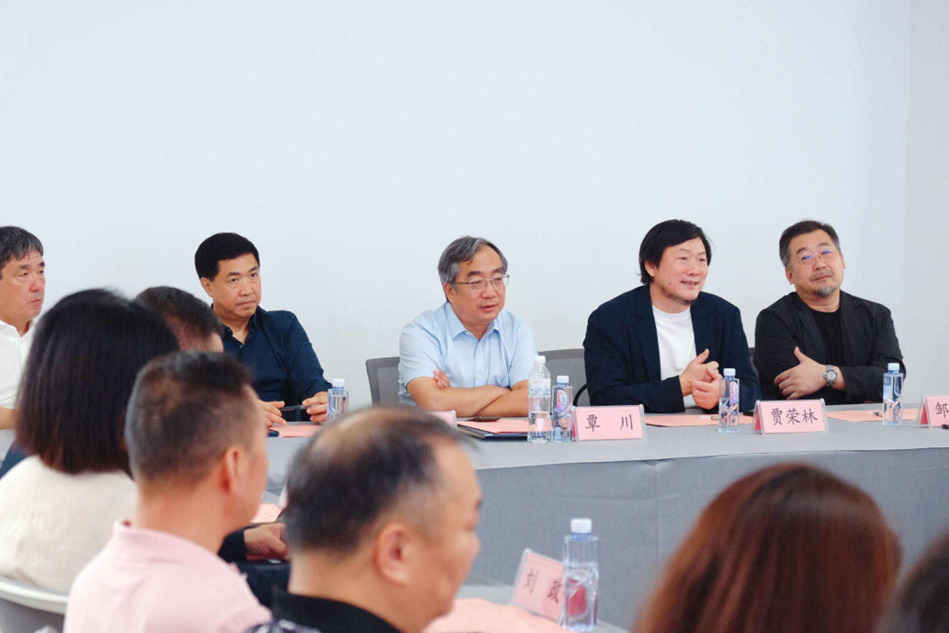 20240911-beat365中文官方网站美术学院《专业考察》课程开设30周年专题研讨会举行-研讨会现场专家学者探讨交流-胡思凡.jpg