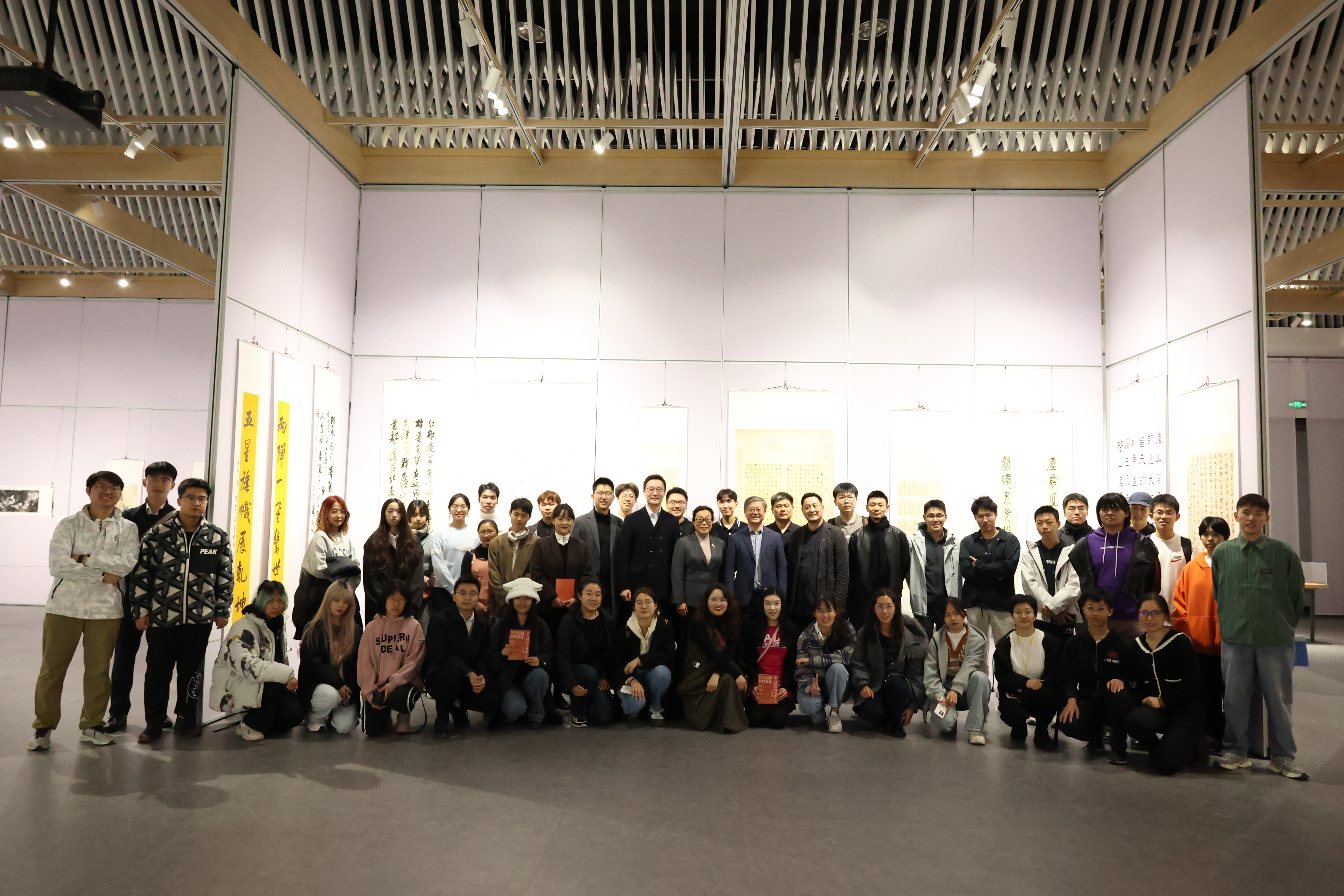 20241101-beat365中文官方网站第九届校园书画大赛作品展开幕式-学生艺术团-全体人员合影.jpeg