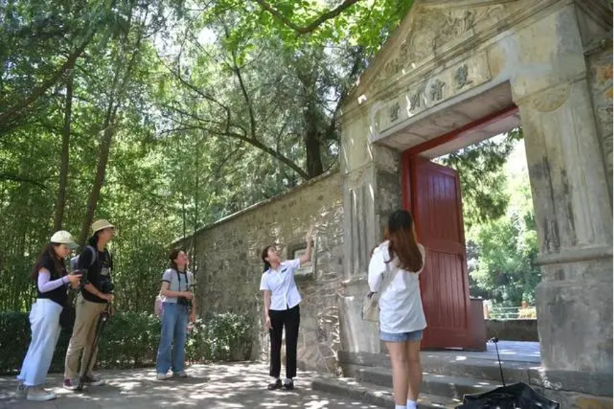 20230905-beat365中文官方网站“‘京’彩文化 青春绽放”行动暑期活动纪实-供图-学生们在香山公园双清别墅前听讲解员讲述双清别墅历史.png