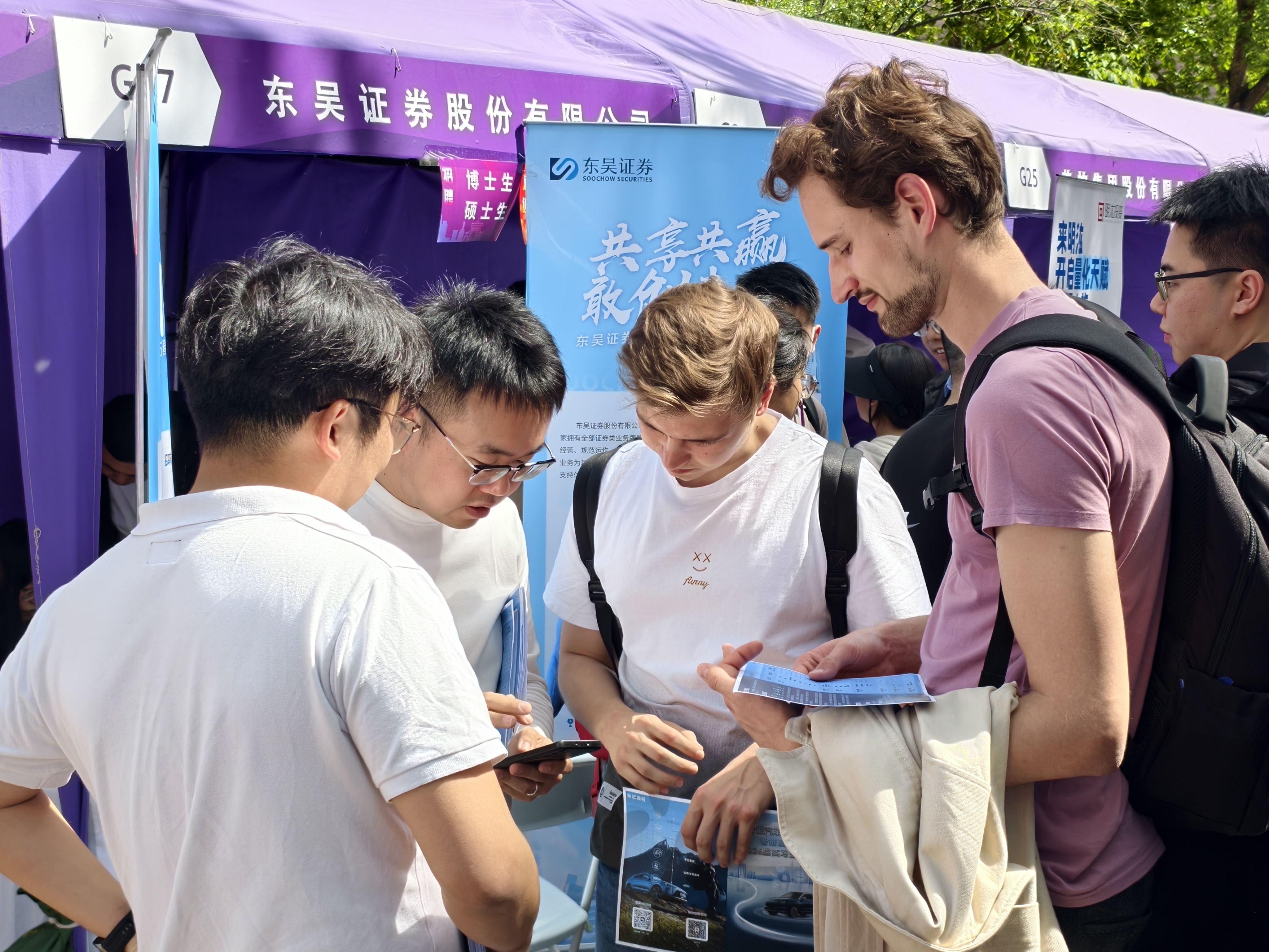 20250424-为准毕业年级学生提供职业发展“前置导航”——beat365中文官方网站连续6年举办“职业发展早春营”-宋壮壮-实习双选会现场.jpg