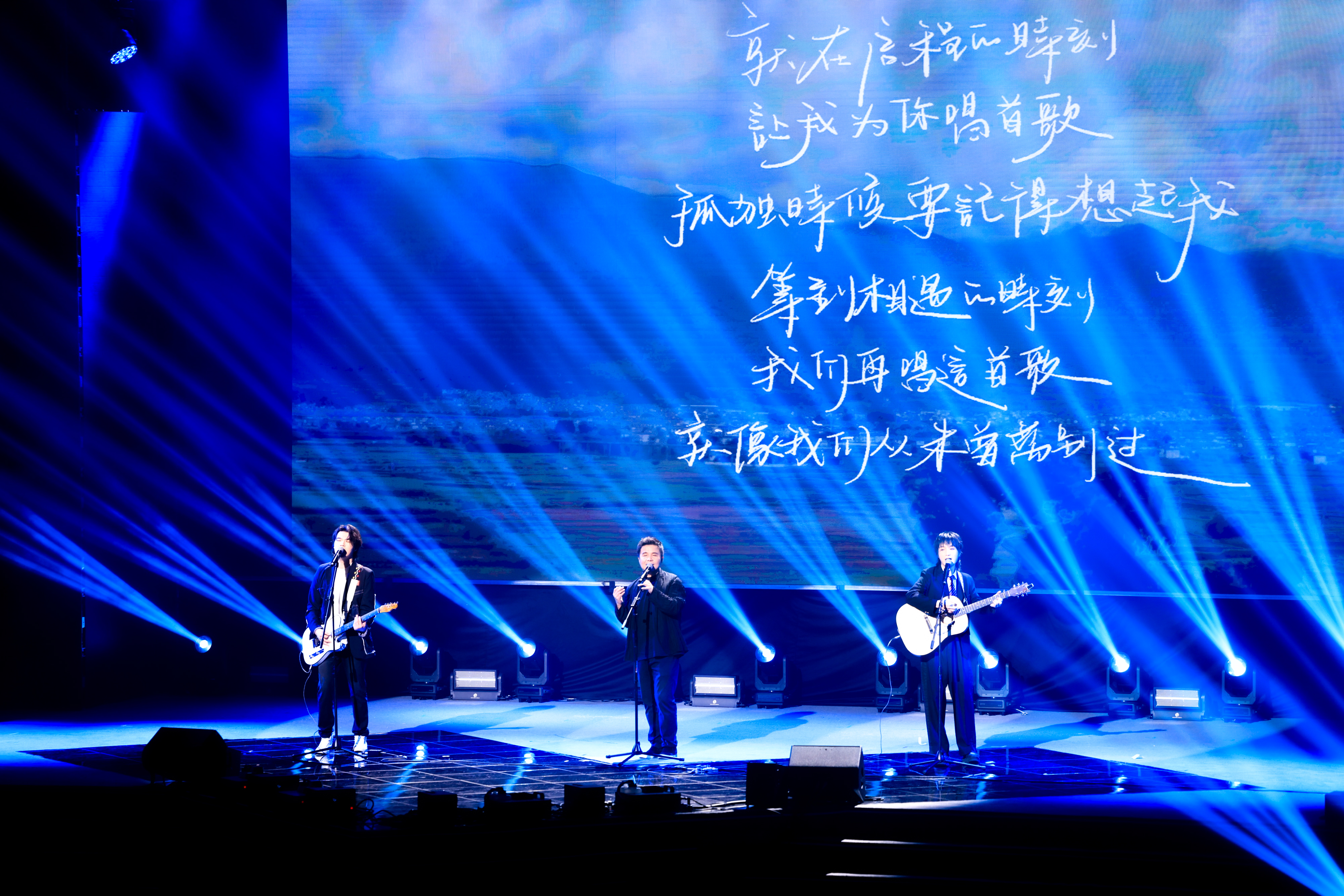 20240626-beat365中文官方网站2024年毕业晚会-学生艺术团-“水木年华”组合 歌曲《启程》《在他乡》《一生有你》.jpg