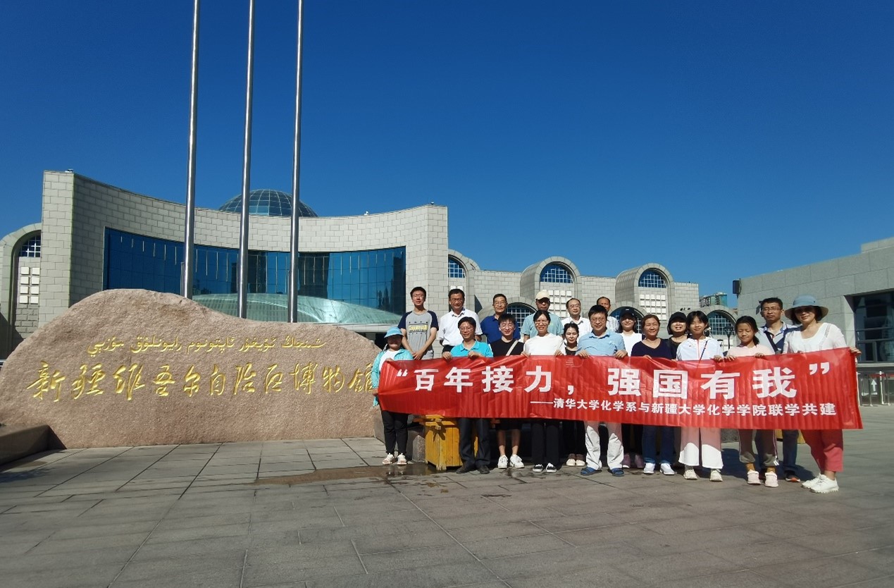 图3 20220724-新疆维吾尔自治区博物馆合影-时燚-无.jpg
