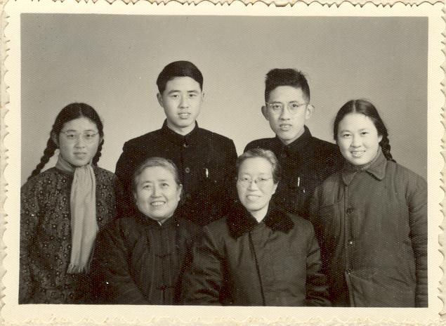 20210923-钱易院士家庭获评全国首批教育世家-拍摄者不详-母亲张一贯、姨妈张一飞和钱易兄妹四人 (2).png