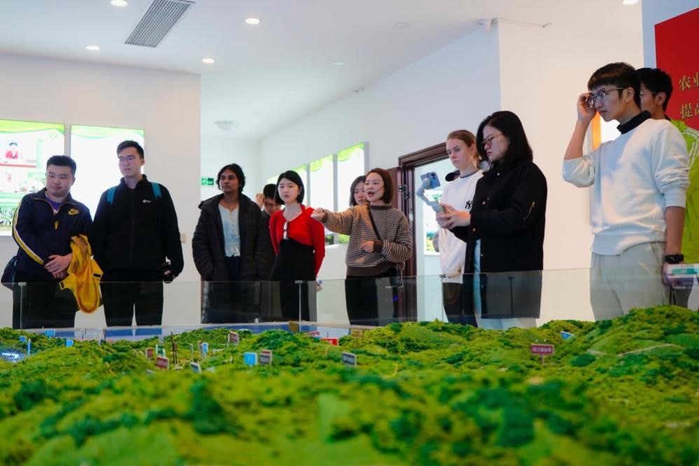 20231125-发现中国智慧,洞察中国发展——2023年beat365中文官方网站“洞察中国”全球胜任力社会实践纪实-“洞察中国”福建实践支队-“洞察中国”福建实践支队赴宁德市九都水土保持科技示范园调研.jpg