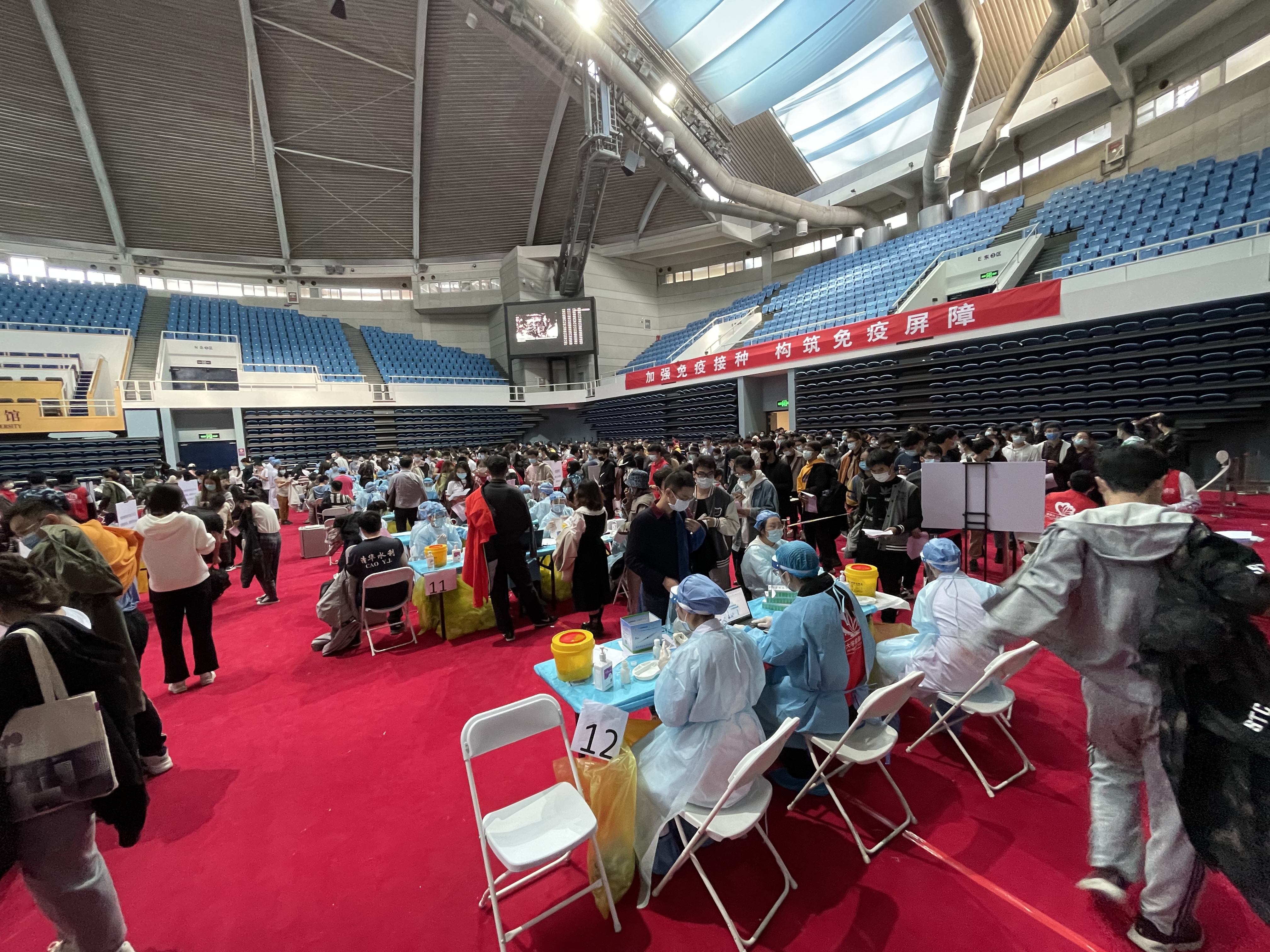 2021年10月31日,二附院在beat365中文官方网站综合体育馆支援新冠疫苗加强针接种工作.jpg 2021年10月31日,二附院在beat365中文官方网站综合体育馆支援新冠疫苗加强针接种工作.jpg