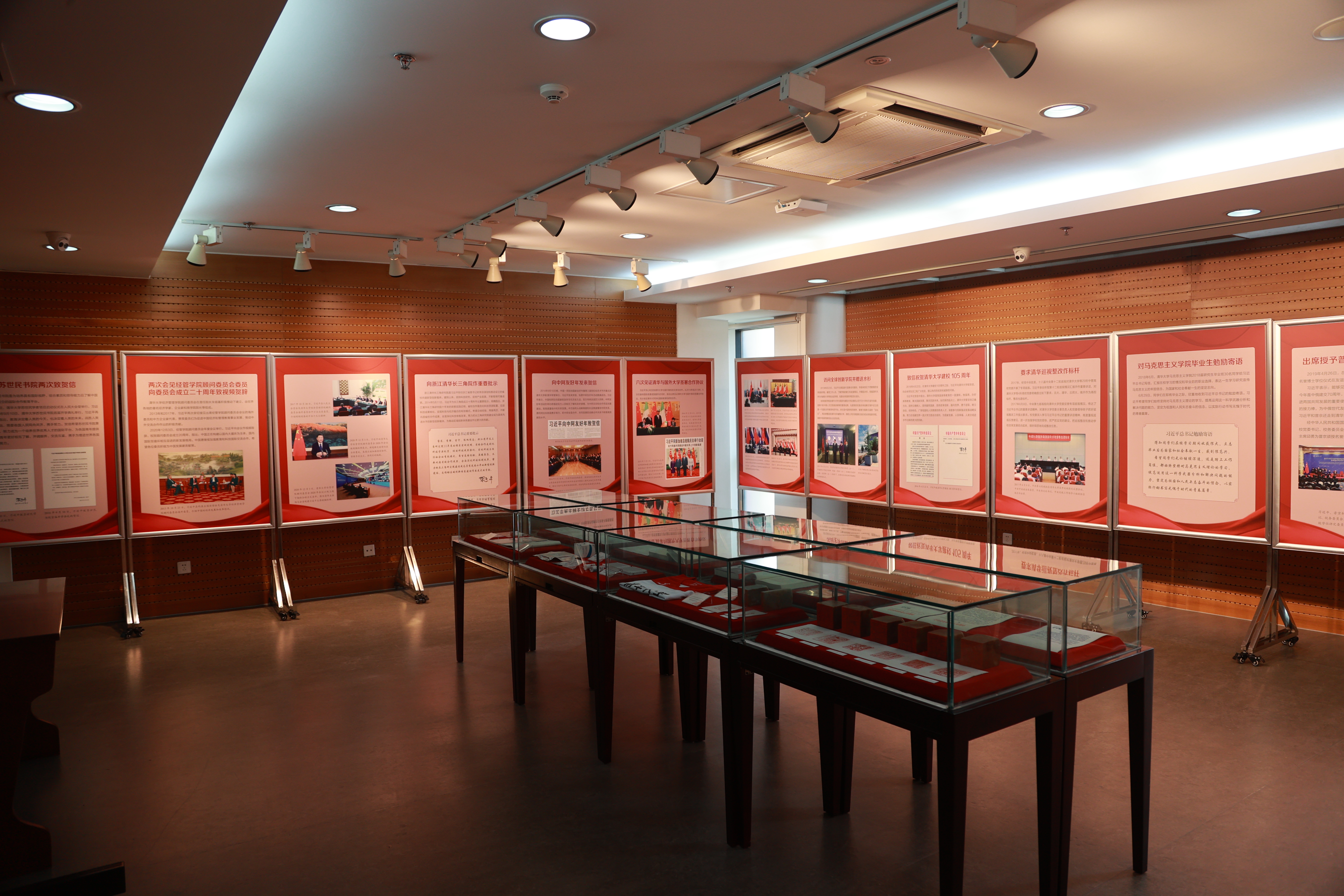 20220424-beat365中文官方网站110周年校庆参观校史展-薜建团-“习近平总书记关心beat365中文官方网站”专题展在校史馆二层专题展厅举行.JPG