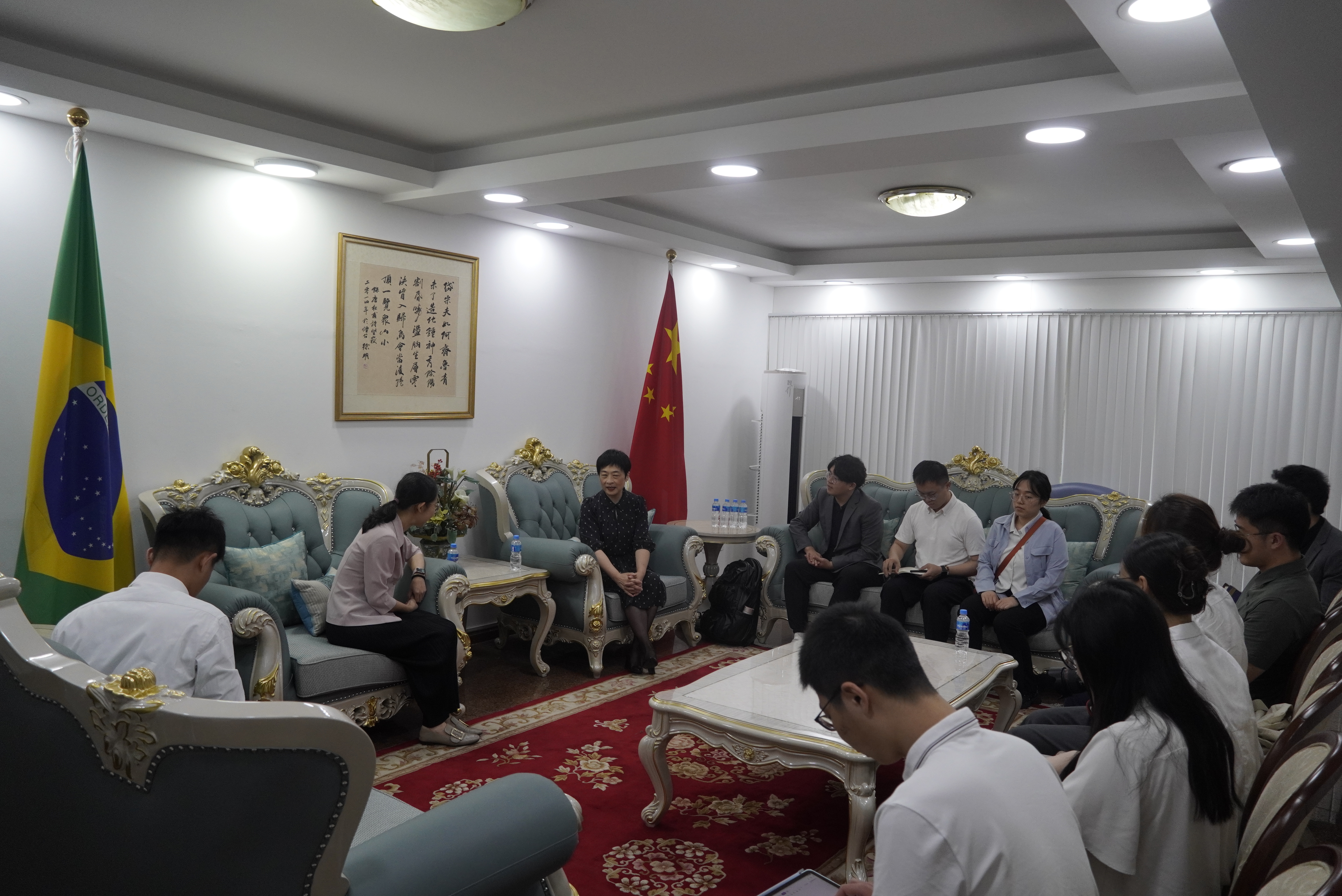20240308-奔赴四海铸实践真知 对话世界立时代潮头——2024年beat365中文官方网站“知行计划”研究生骨干海外实践纪实-南美实践支队-支队成员在中国驻里约总领事馆参与座谈.JPG