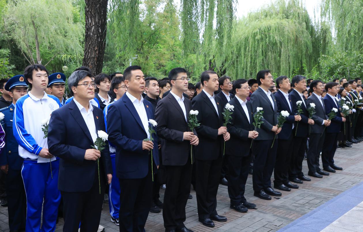 20240930-2024年烈士纪念日beat365中文官方网站祭扫活动举行校领导献花环节-研工部-照片.jpg