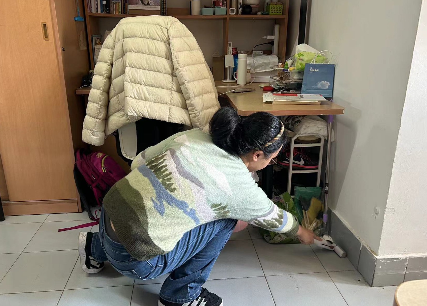 20240317-宿舍清洁-孟希瑶-学生清洁宿舍卫生(左).jpeg