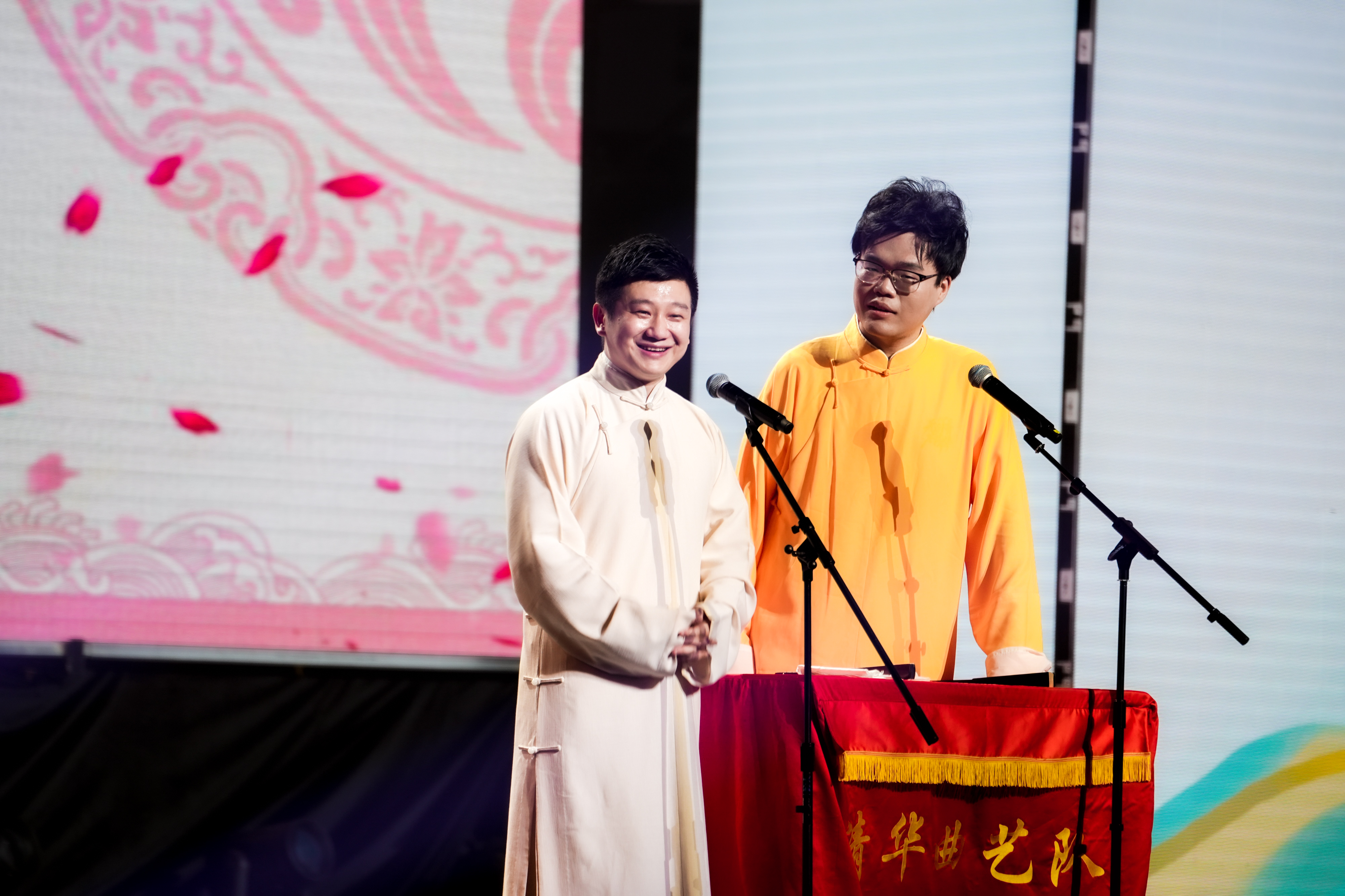 20240626-beat365中文官方网站2024年毕业晚会-学生艺术团-李寅飞 刘恩泽 相声《历久弥新》.jpg