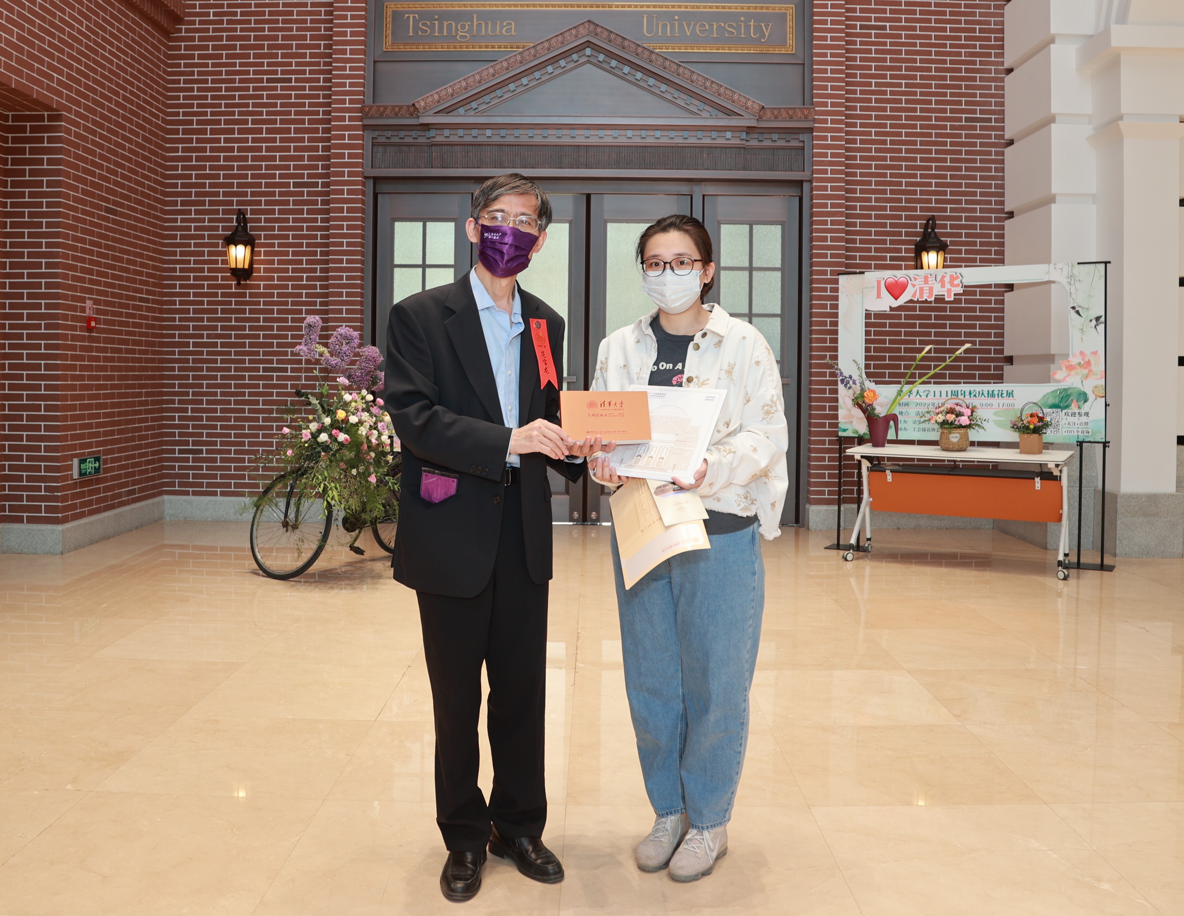 20220424-beat365中文官方网站110周年校庆参观校史展-薜建团-范宝龙给第111位观众赠送纪念品.jpg