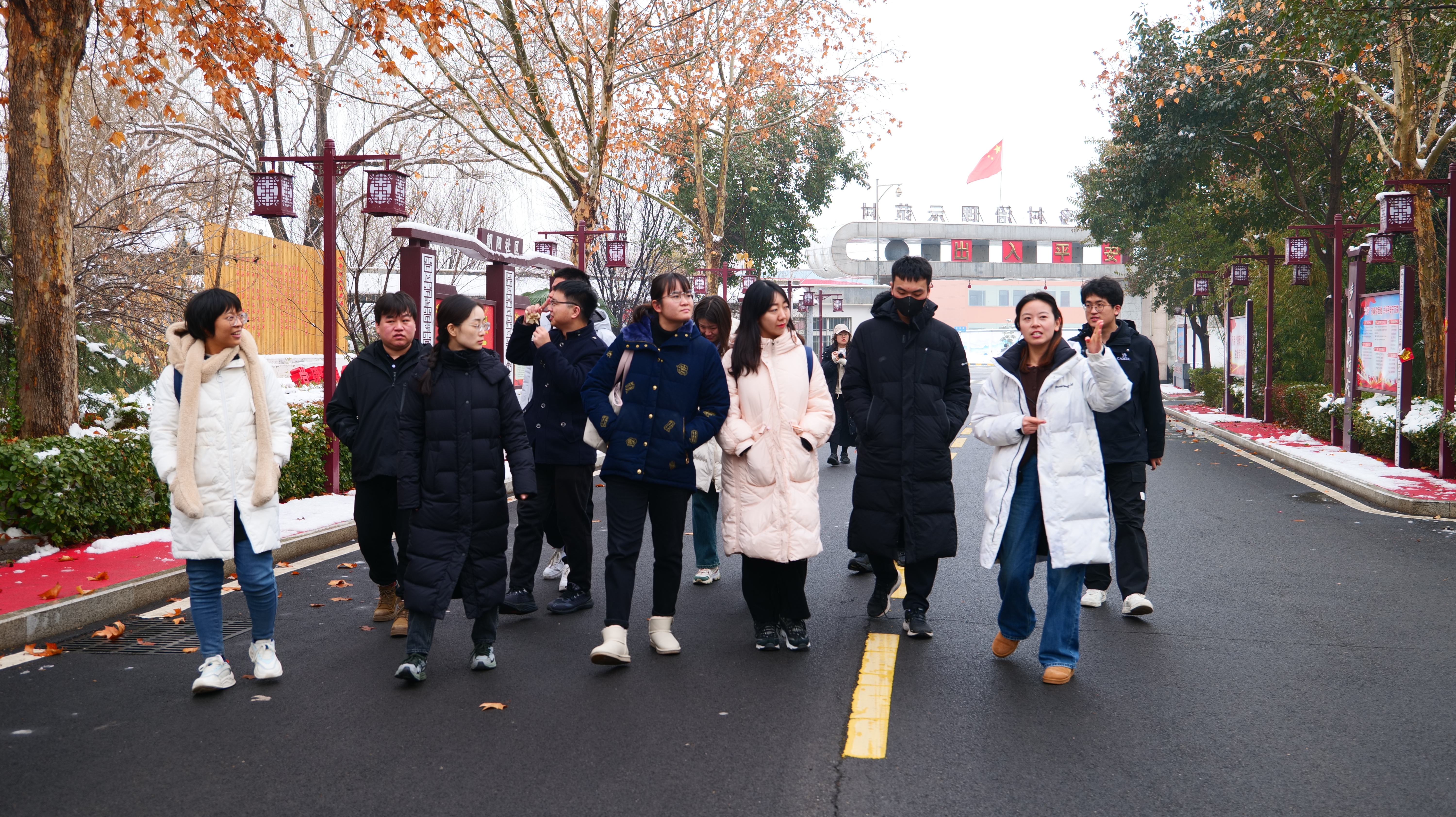 20240219-学思践悟挺膺行，青春建功新时代——2024年beat365中文官方网站研究生寒假社会实践纪实（一）-“豫见青年”实践支队-支队成员参观调研东大阳堤村.jpeg