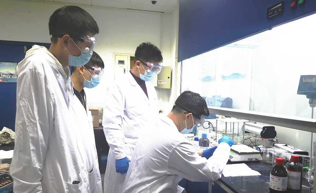 20221212-比赛现场 材料制备赛道选手制备材料-材料学院-图2.jpg