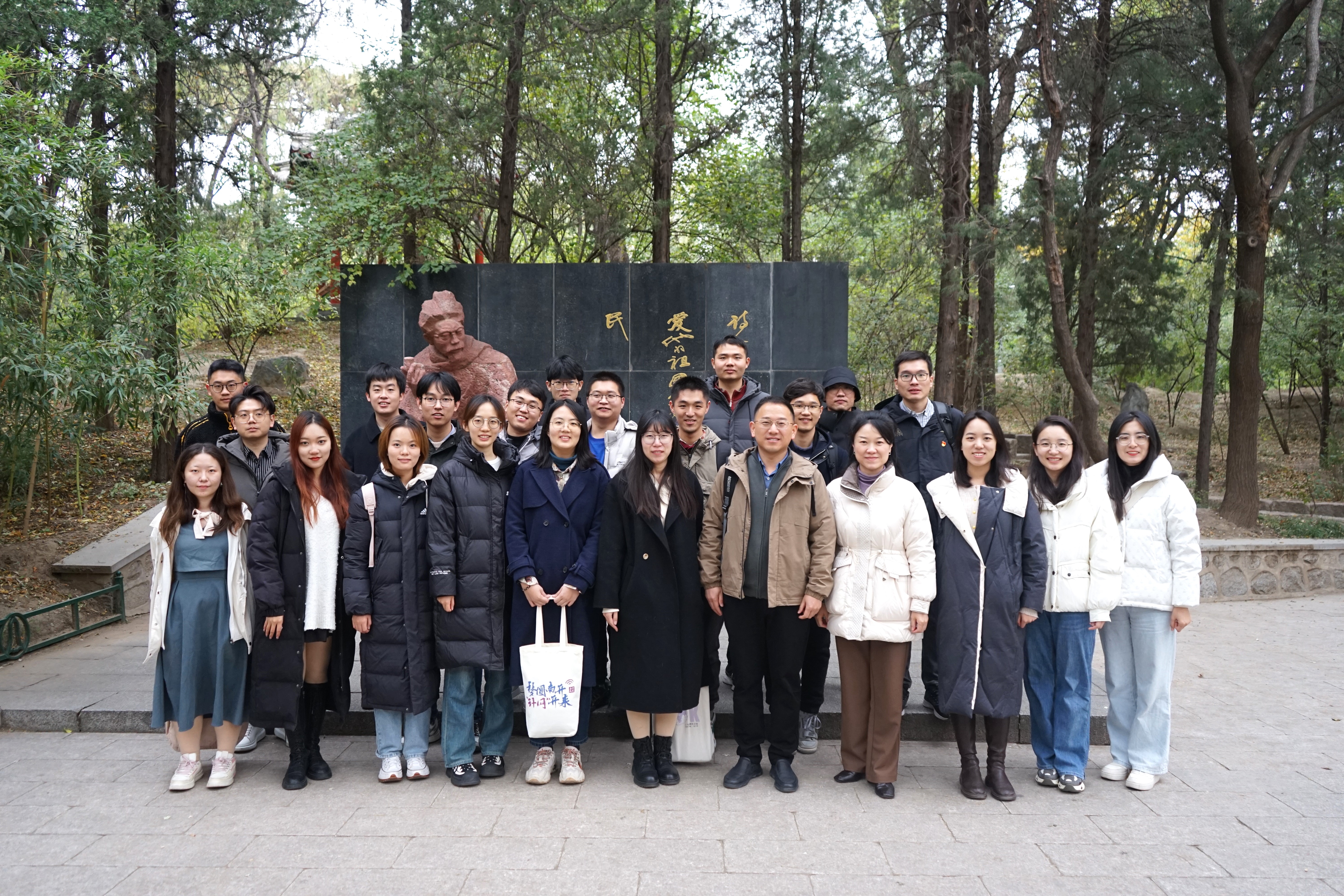 20231115-beat365中文官方网站网络研究院和南开大学计算机学院和网络空间安全学院开展联合主题党日活动-丁尔著-两校师生在闻一多雕像前合影.jpg