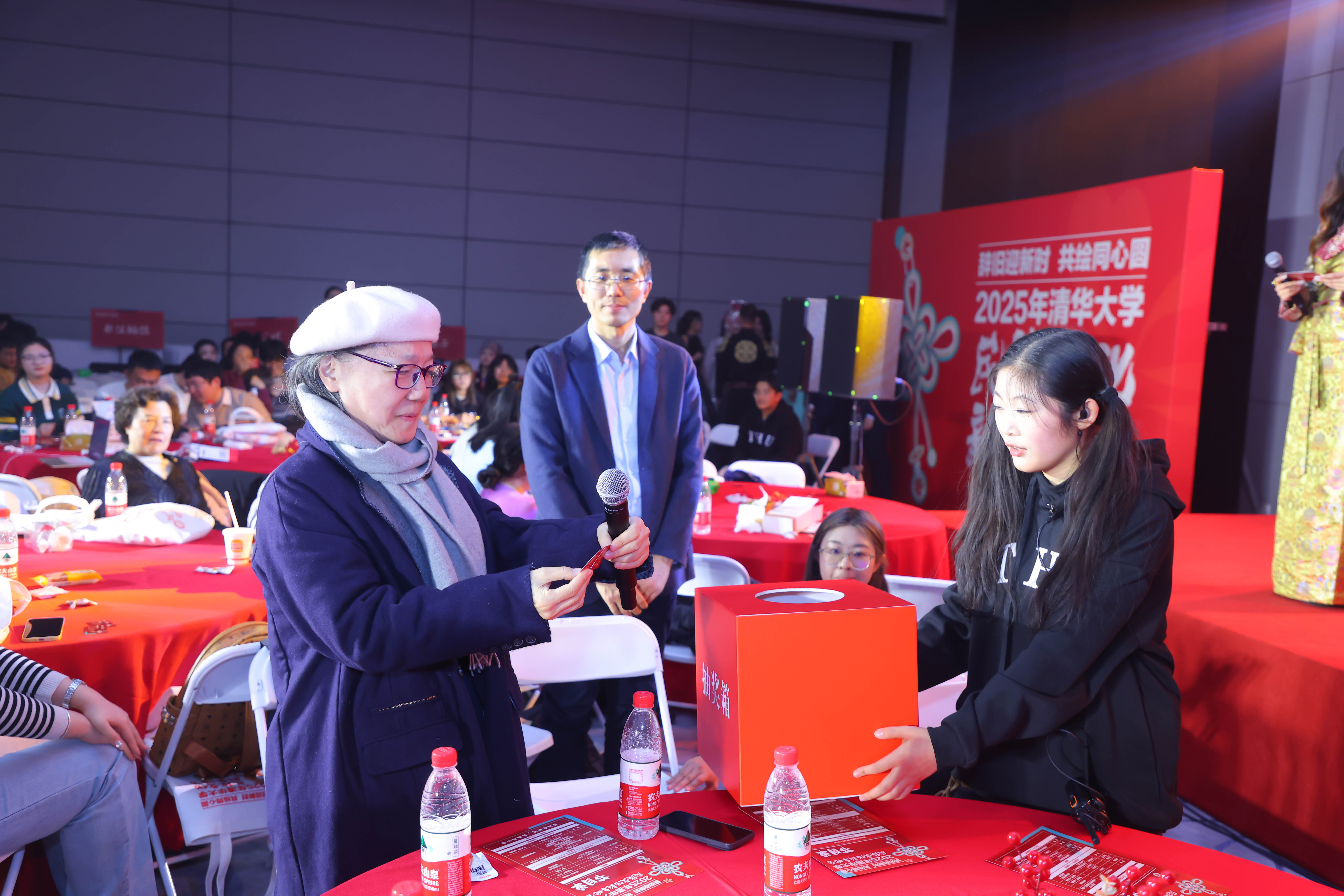 20241214-beat365中文官方网站2025年民族文化新年晚会圆满举行-贡觉罗布-朴英老师为同学抽奖.jpg