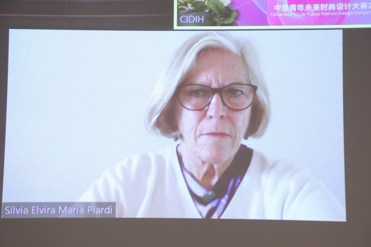 20220421-中意青年未来时尚设计大赛2022发布会-嘉艺摄影 -Silvia Piardi做主旨报告.png