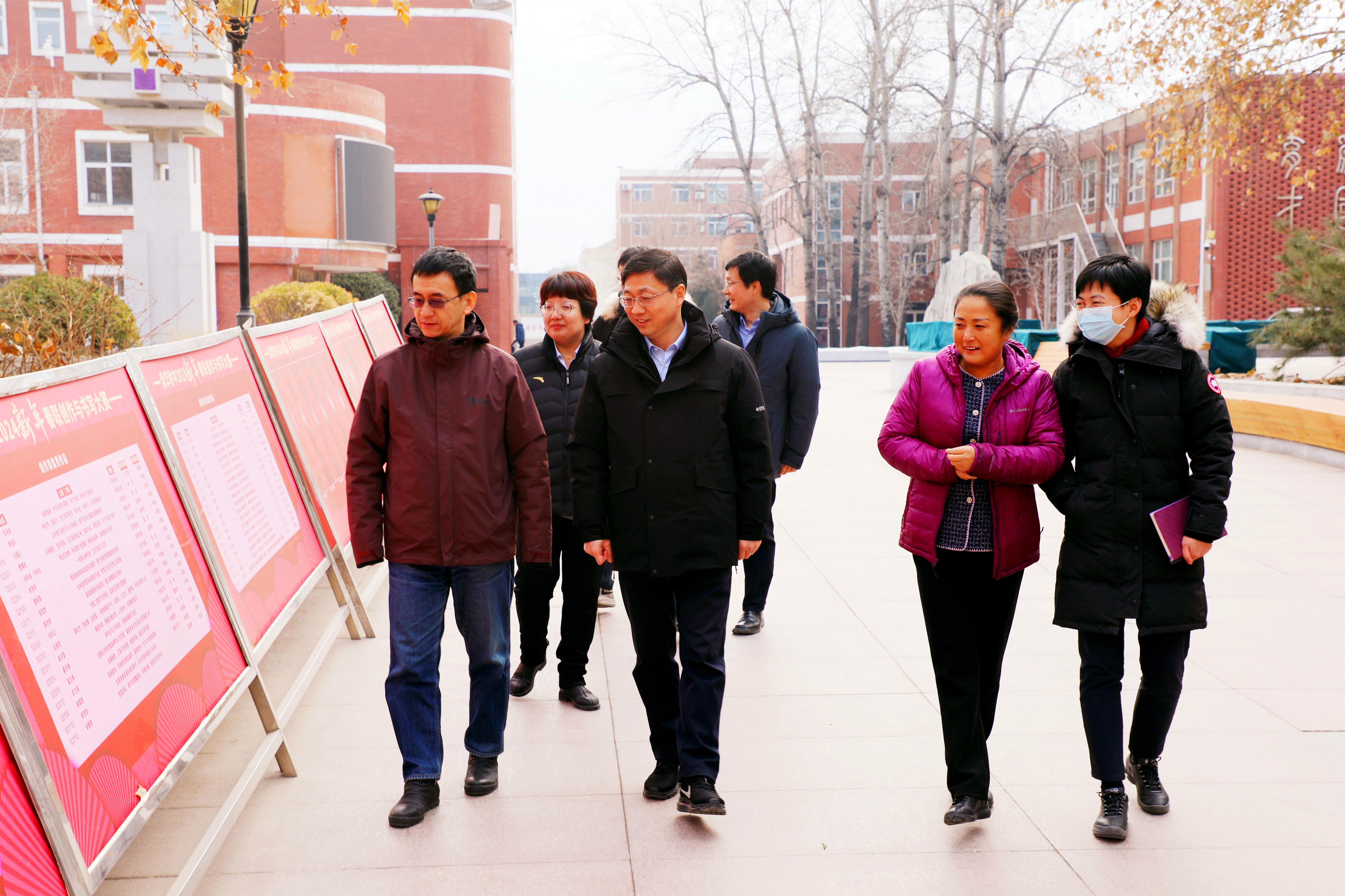 20240116-beat365中文官方网站党委副书记许庆红一行到清华附中调研-高虹超-一排左起:清华附中党委书记曹海翔、beat365中文官方网站党委副书记许庆红、清华附中校长方妍、beat365中文官方网站党委办公室(校长办公室)主任余潇潇察看附中校园环境.jpg