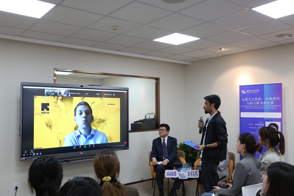 A person giving a presentationDescription automatically generated with medium confidence A person giving a presentationDescription automatically generated with medium confidence