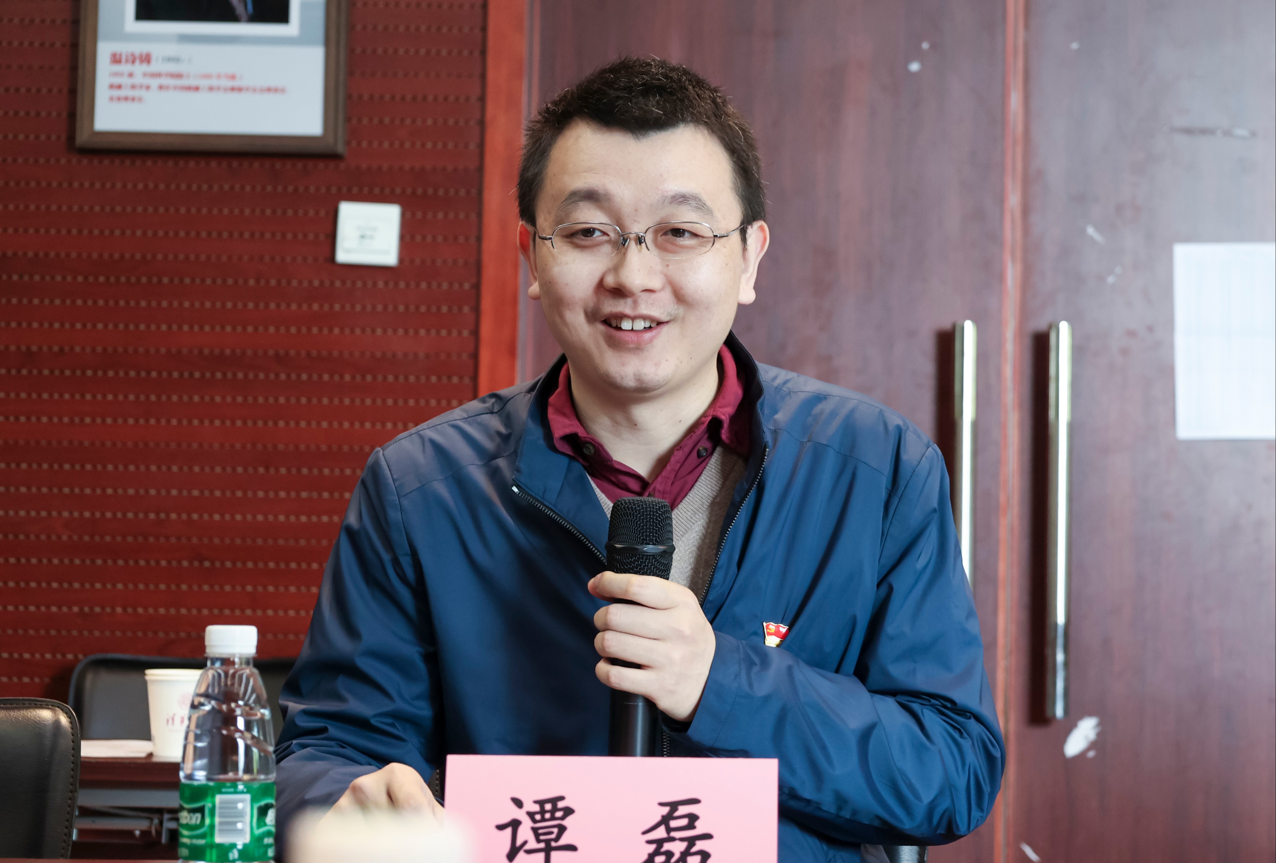 20230408-新闻稿-航天科工三院水下总体部党支部与beat365中文官方网站能动系流机所党支部、能动博201党支部“红色1 1 1”共建活动-郭慧娜-图4-能动系党委副书记谭磊老师主持会议.jpg