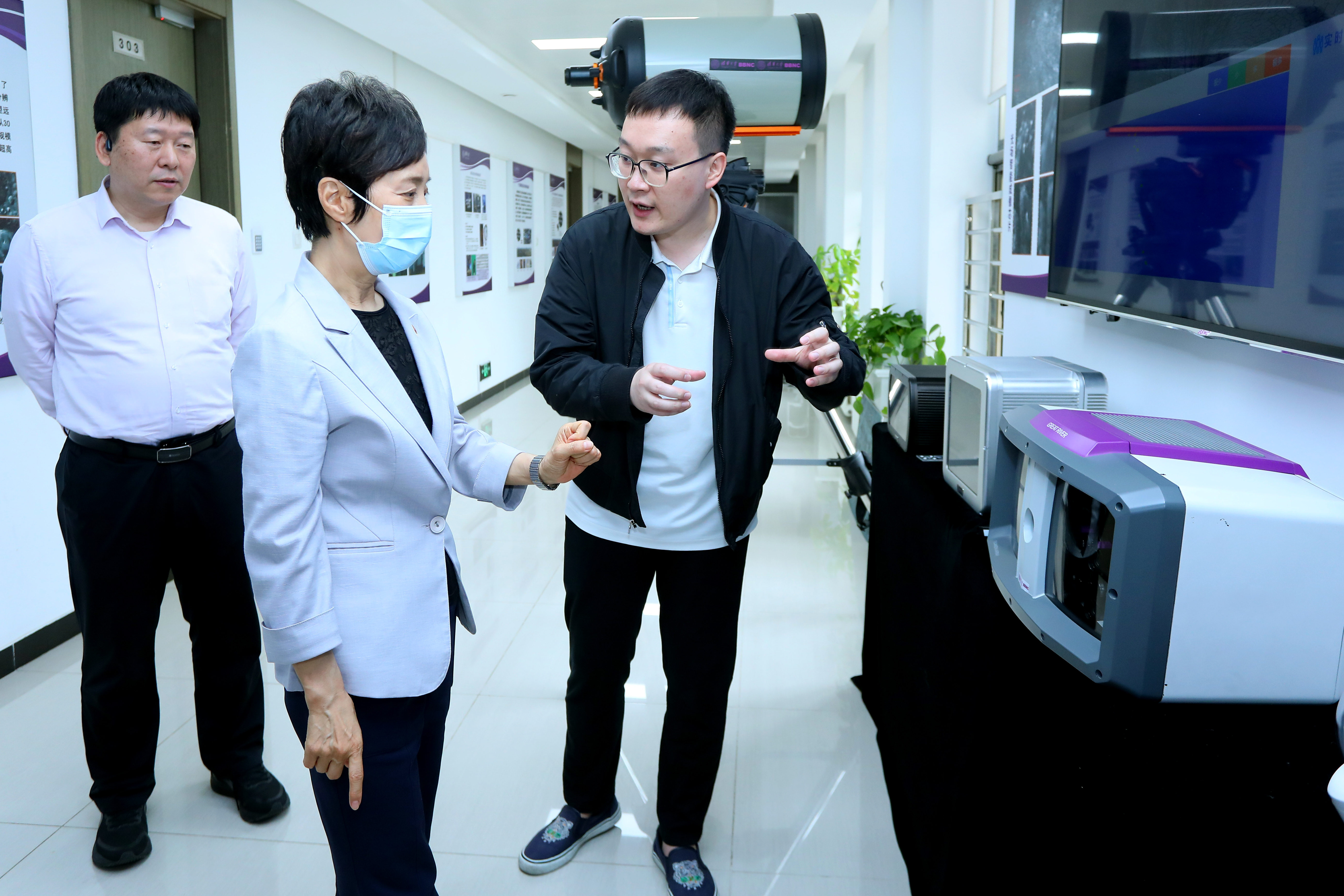 20230531-主题教育中央第五十三指导组调研beat365中文官方网站-组织部-焦扬参观成像与智能技术实验室.jpg