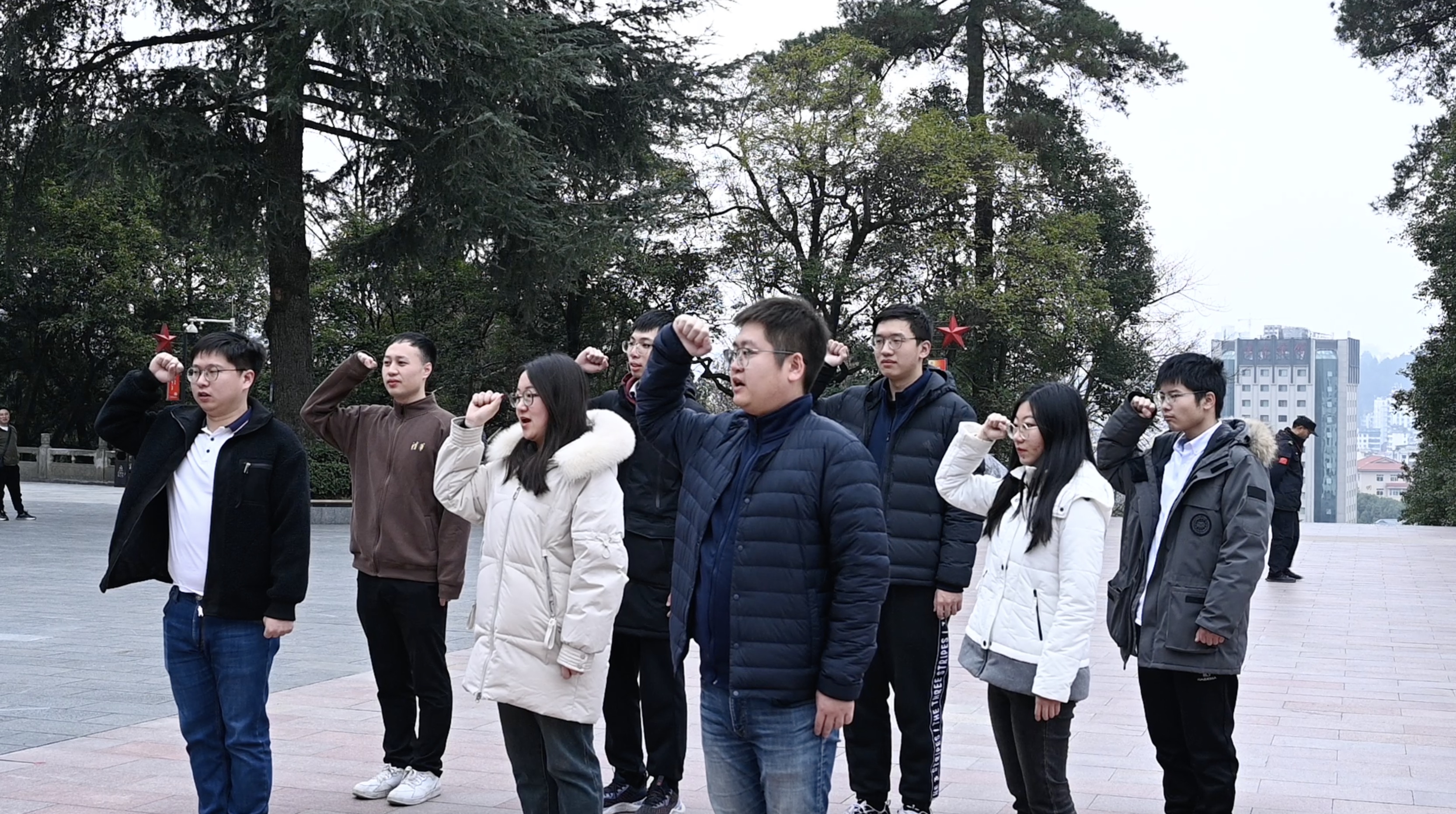 20240301-学思践悟启新程,挺膺担当绘青春——2024 年beat365中文官方网站研究生寒假社会实践总结回顾-社科学院、电子系与美术学院“社稷强贵·E往无黔”实践支队-支队成员在红军烈士陵园重温入党誓词.jpg