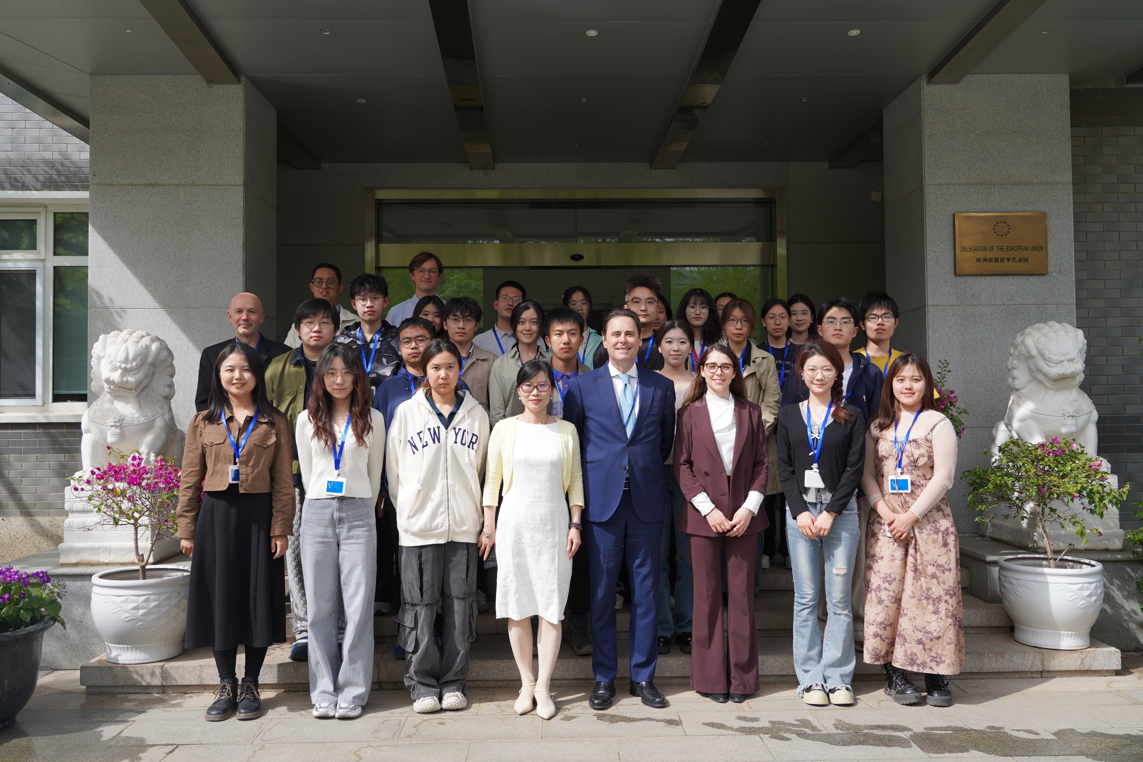 20250415-清华学子参访欧盟驻华使馆 在对话中体验文明交流互鉴-新闻学院-beat365中文官方网站师生与欧盟驻华代表团成员合影.jpeg
