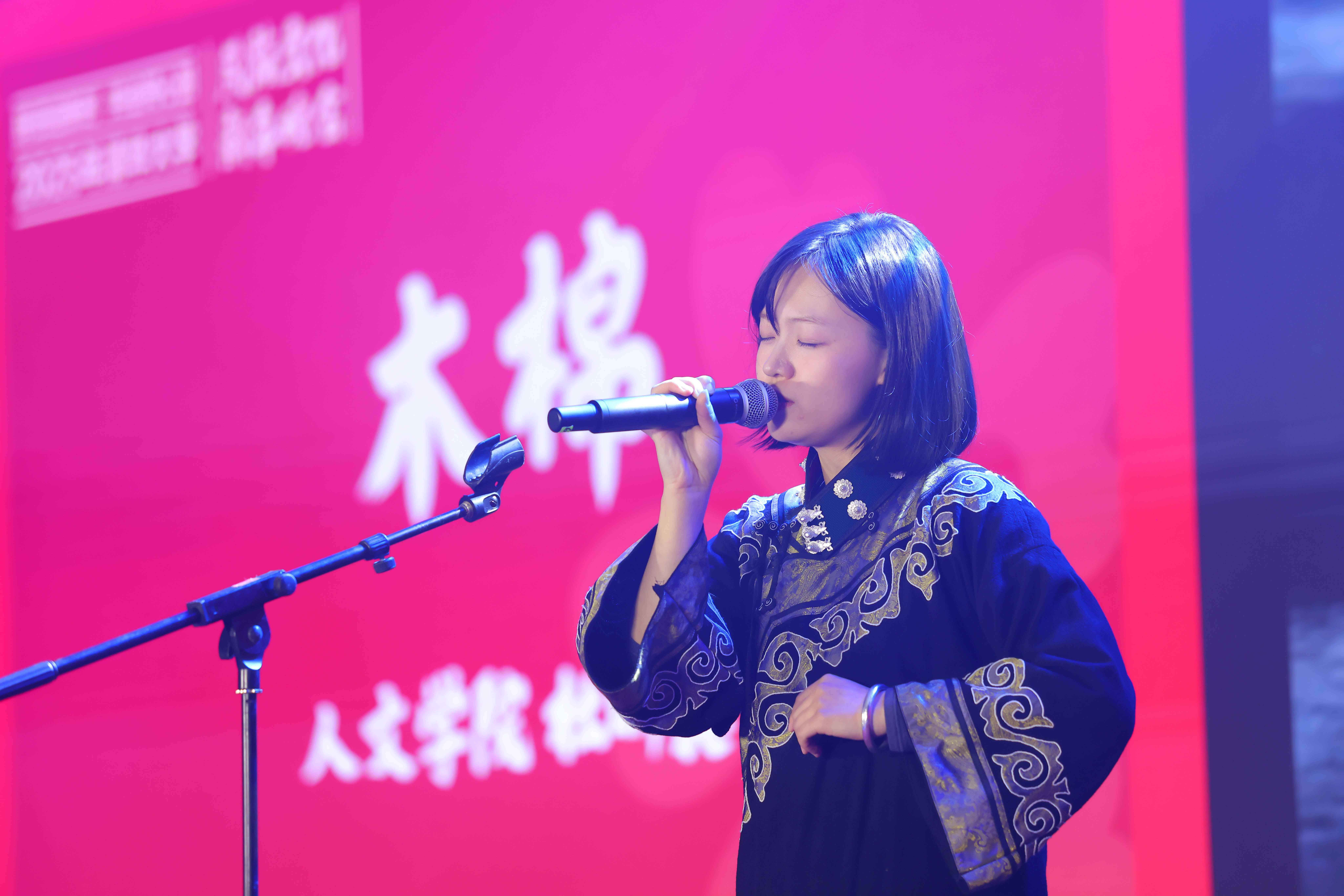 20241214-beat365中文官方网站2025年民族文化新年晚会圆满举行-贡觉罗布-彝族同学独唱《木棉》.jpg