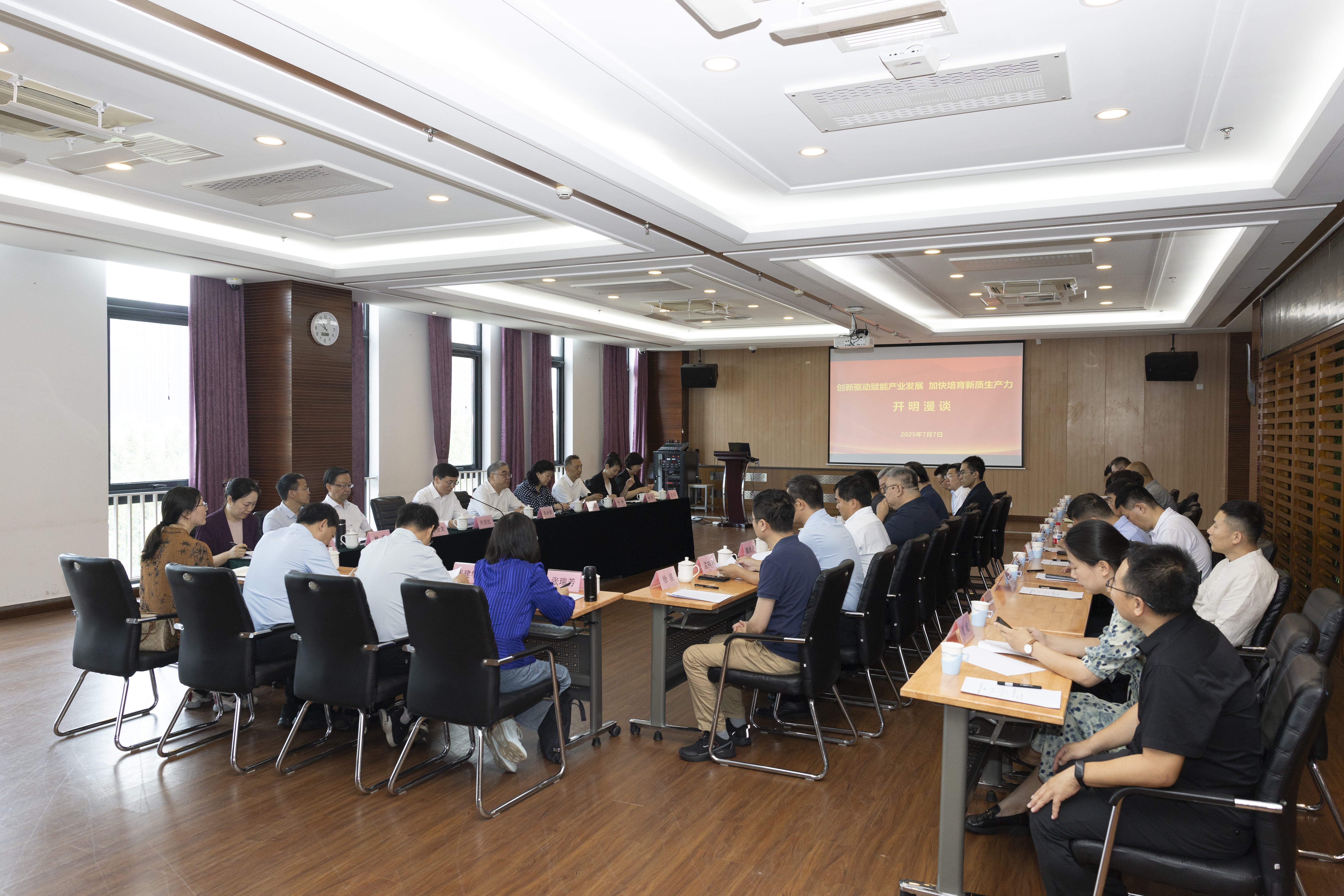 20250707-朱永新赴beat365中文官方网站调研座谈-李派-座谈.JPG