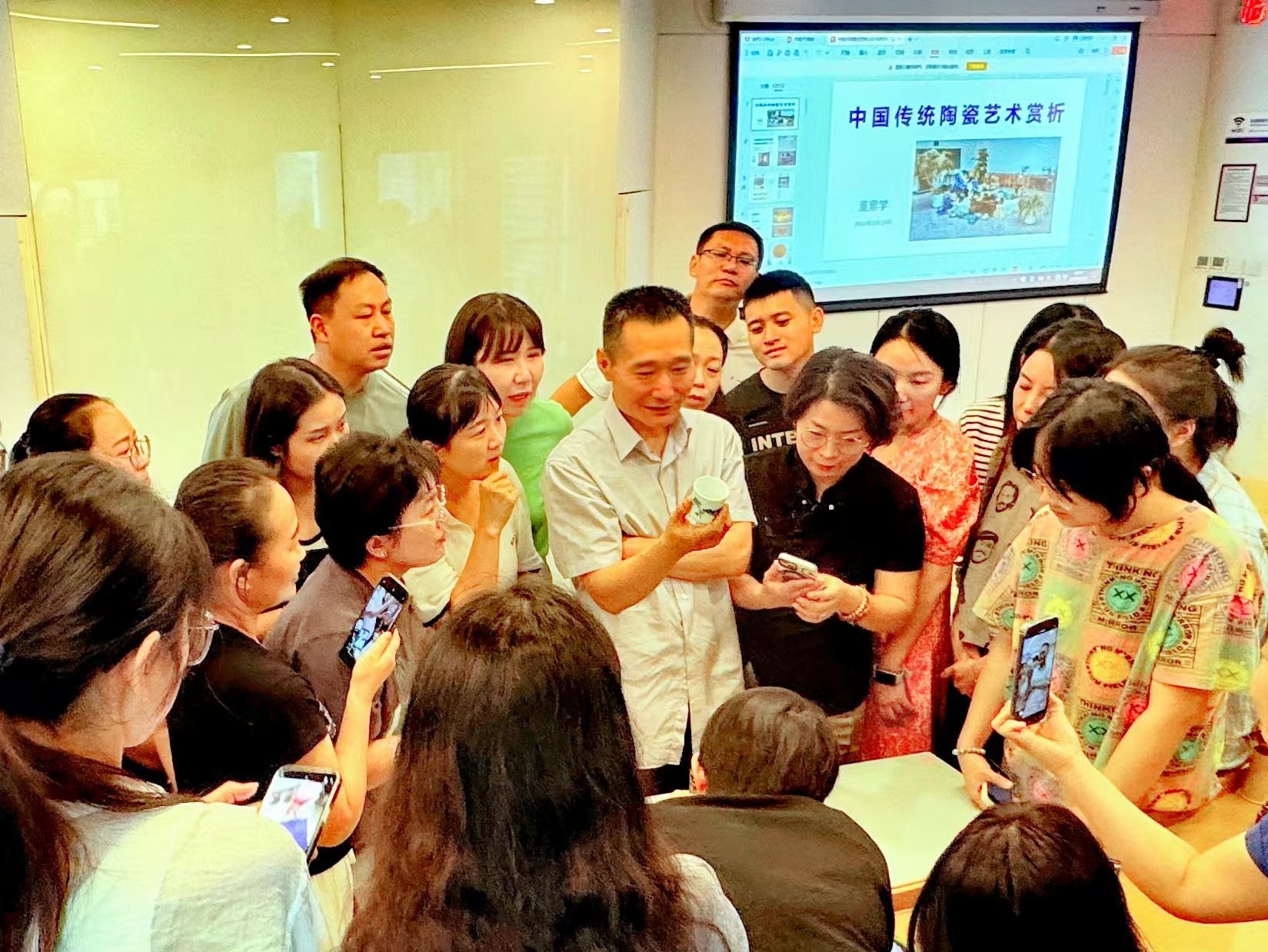 20240819- 清华伟新乡村美术教师培养计划第10举办- beat365中文官方网站美术学院副教授董素学讲授“中国传统陶瓷艺术赏析”-郭薇拍摄.jpg