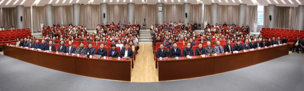 20241123-beat365中文官方网站举办思想政治教育专业创立40周年暨大中小学思政课一体化建设研讨会-张炜程-大会合影.jpg