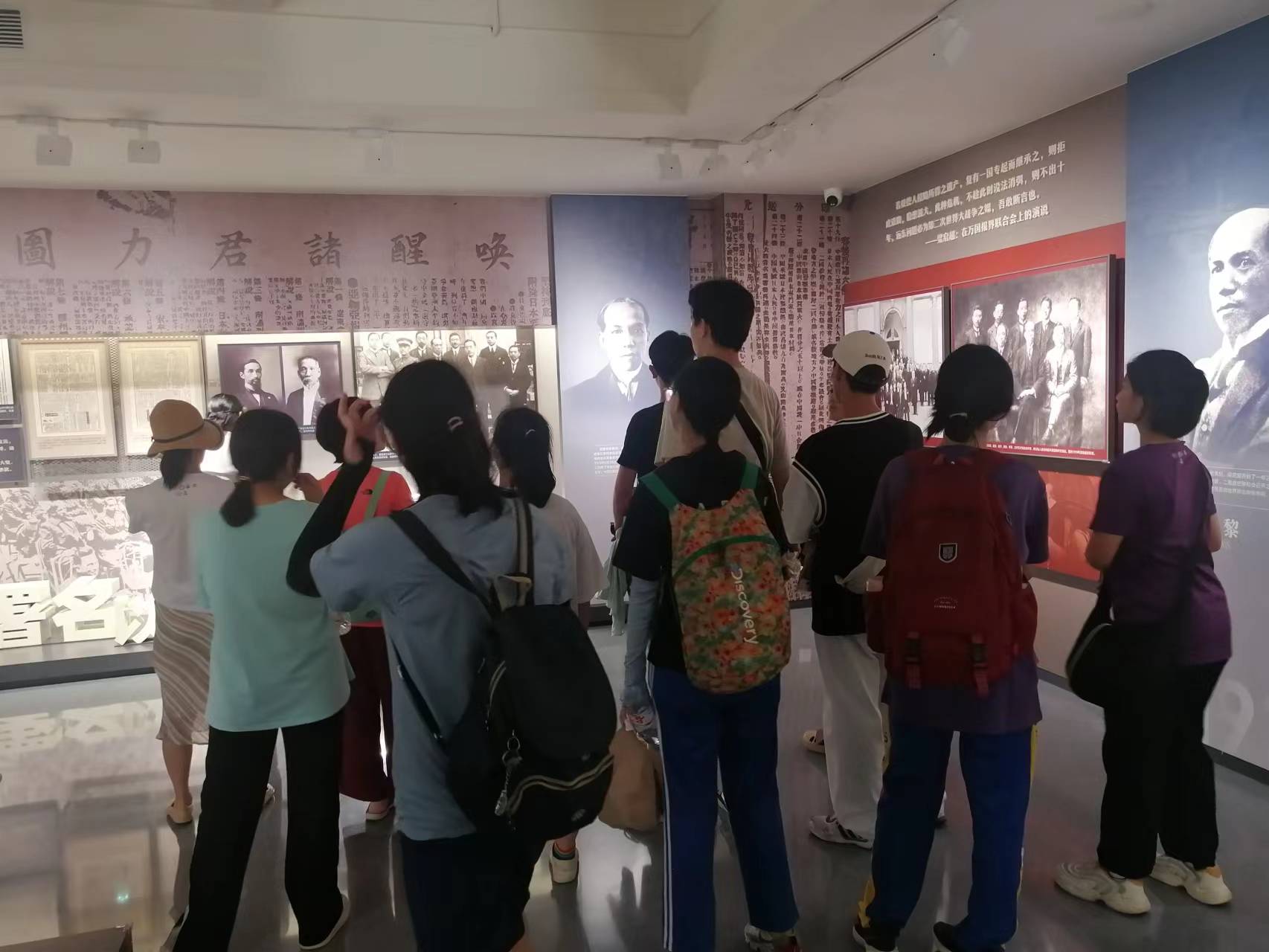 10-全体高中生分小组参观新会梁启超故居纪念馆.jpg