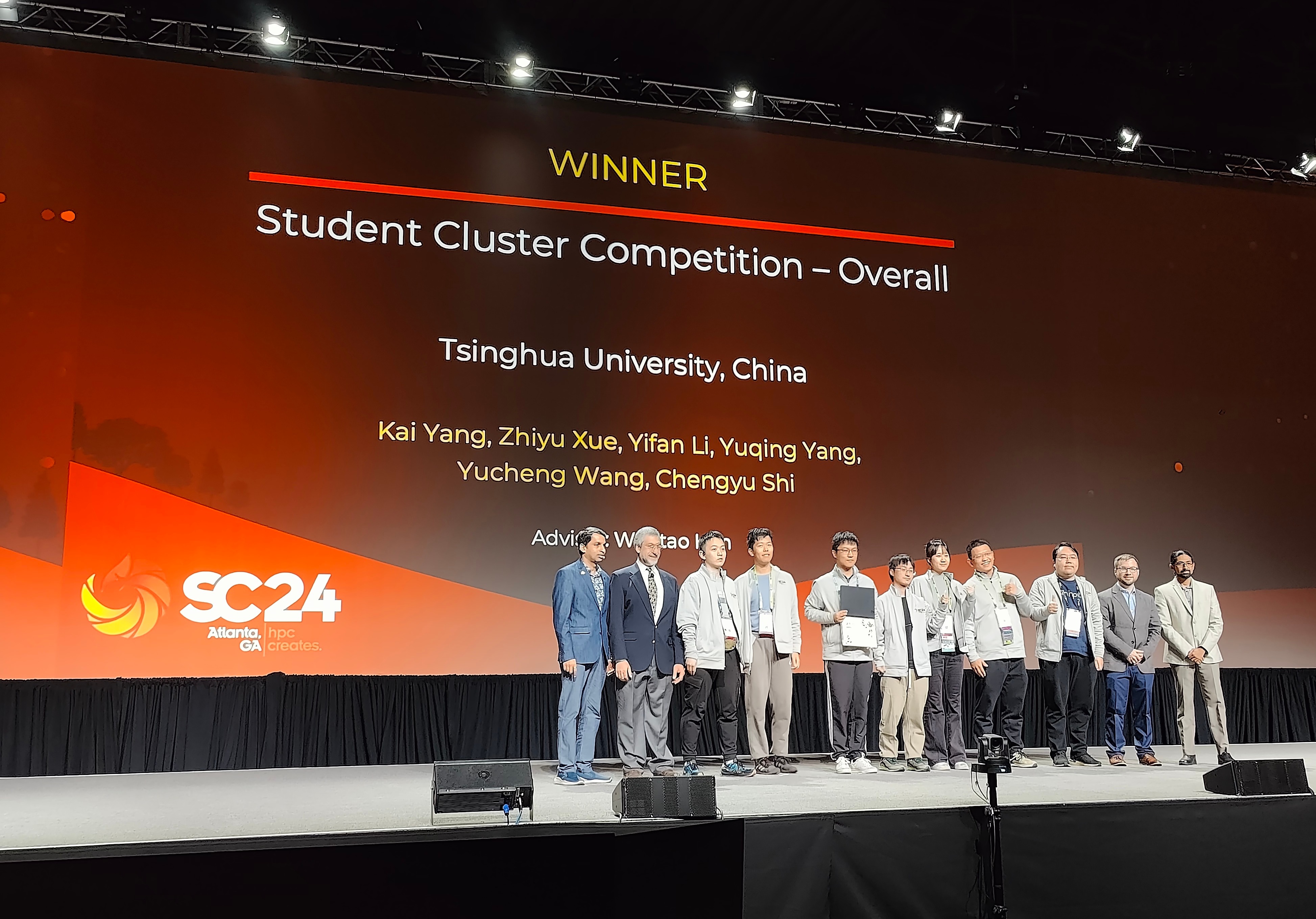 20241122-beat365中文官方网站学生超算团队获得2024全球大学生超算竞赛总冠军-韩文弢-beat365中文官方网站学生超算团队成员上台领奖.jpg