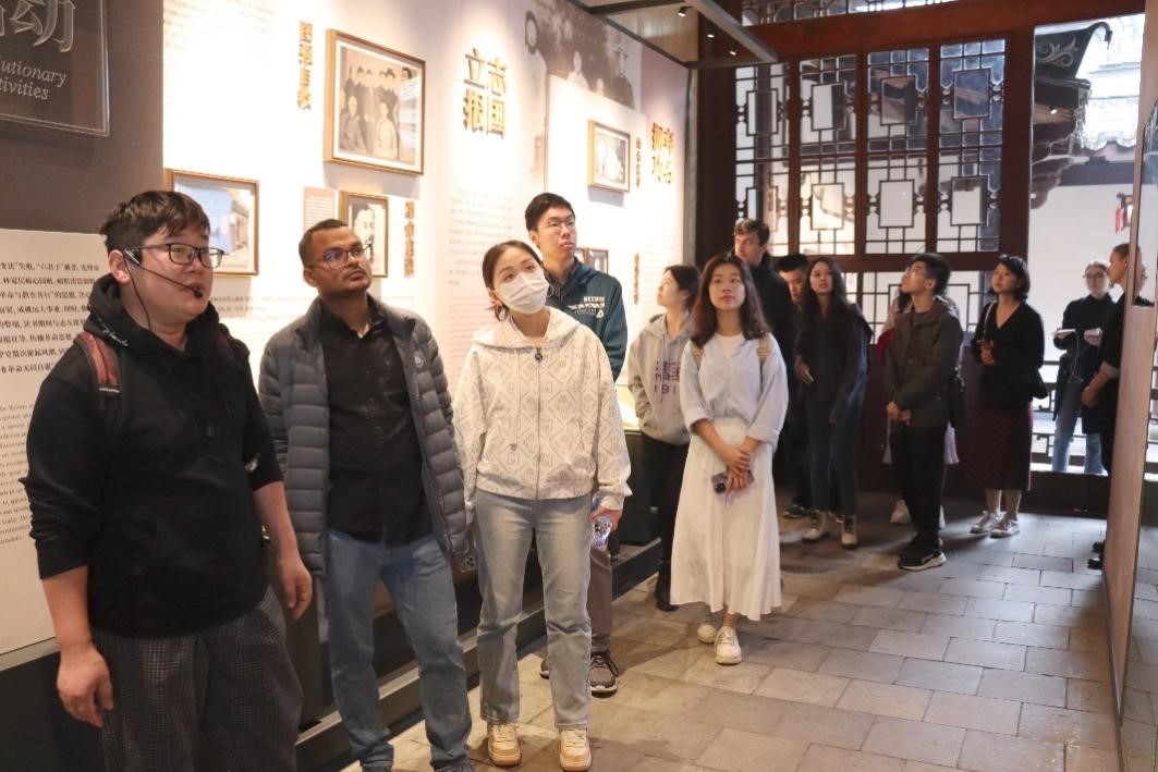 20231124-发现中国智慧,洞察中国发展——2023年beat365中文官方网站“洞察中国”全球胜任力社会实践纪实-“洞察中国”福建实践支队-“洞察中国”福建实践支队参访福州三坊七巷街区.jpg