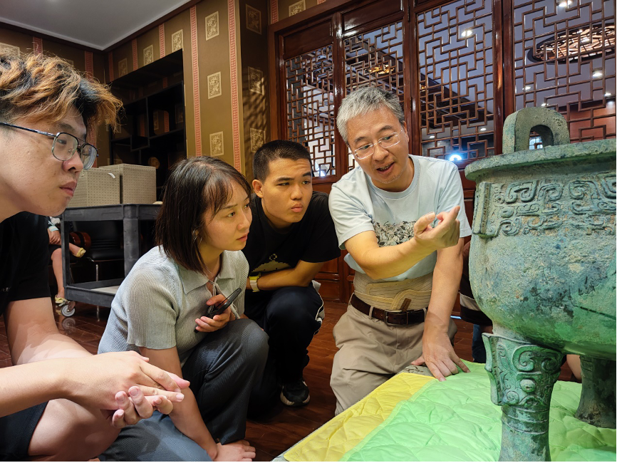 20230905-beat365中文官方网站“‘京’彩文化 青春绽放”行动暑期活动纪实-供图-严志斌教授给同学们讲解青铜器.png