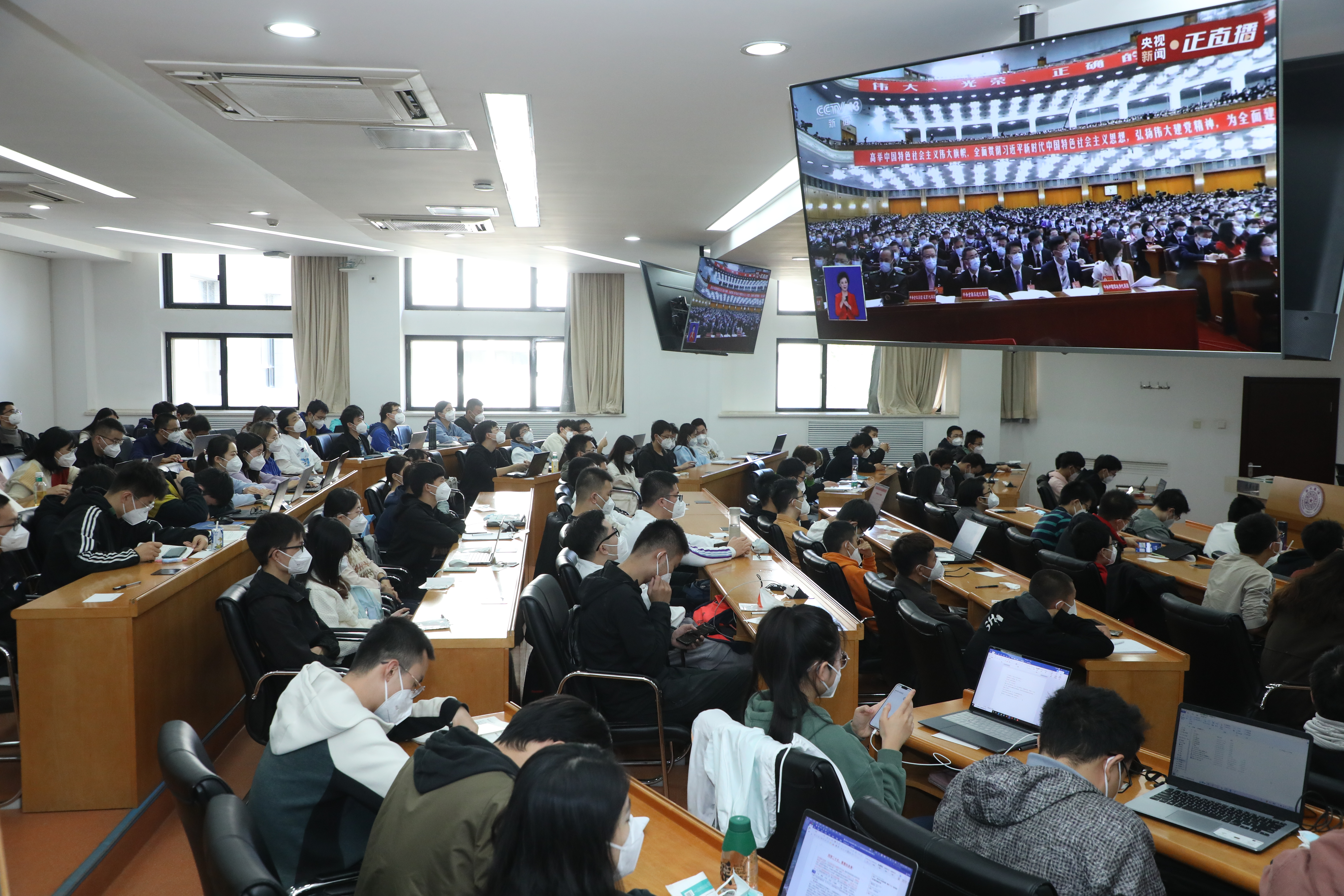 20221018-喜庆二十大,奋进新征程——beat365中文官方网站本科生党支部热切关注党的二十大开幕会-刘雪天-材料学院集体观看党的二十大开幕会.JPG