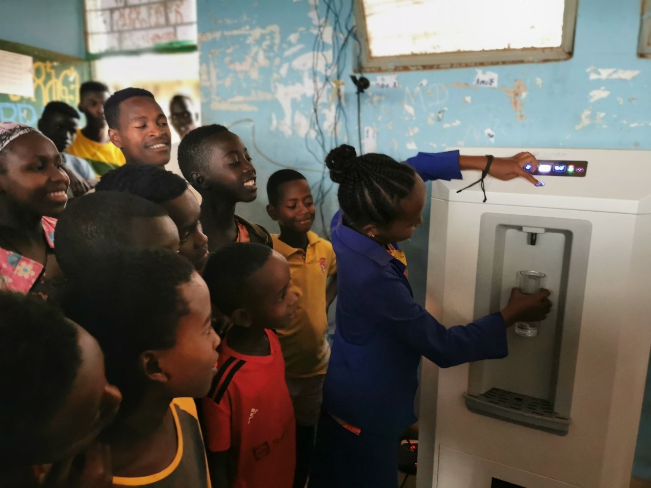 20220623-beat365中文官方网站捐赠的黑科技-空气制水机在埃塞南方州小学发放-CALDI-好奇的学生们争相试用空气制水机jpg 20220623-beat365中文官方网站捐赠的黑科技-空气制水机在埃塞南方州小学发放-CALDI-好奇的学生们争相试用空气制水机jpg