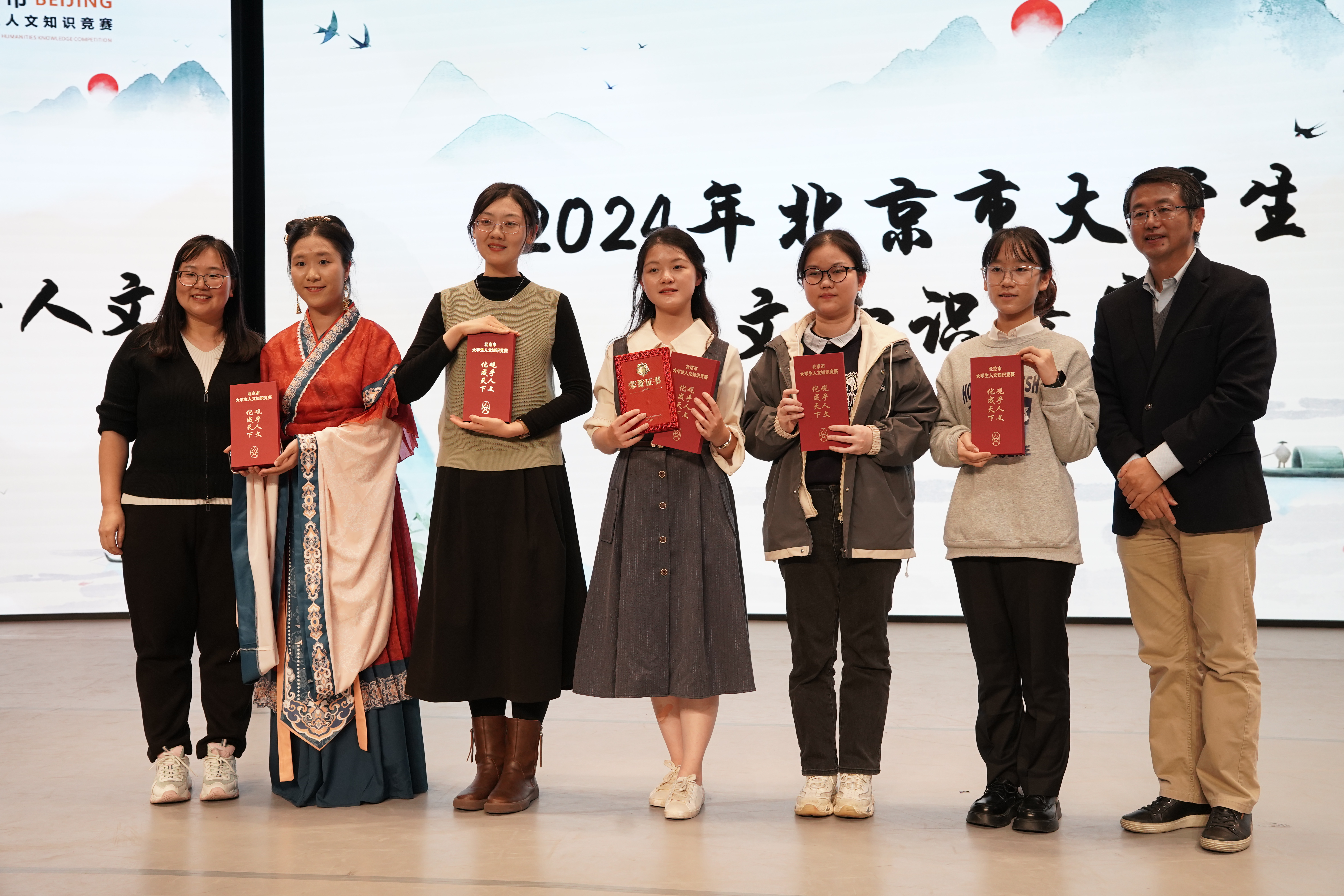 202411109-beat365中文官方网站代表队在2024年北京市大学生人文知识竞赛团队赛中荣获一等奖-刘若琪-合影.jpg