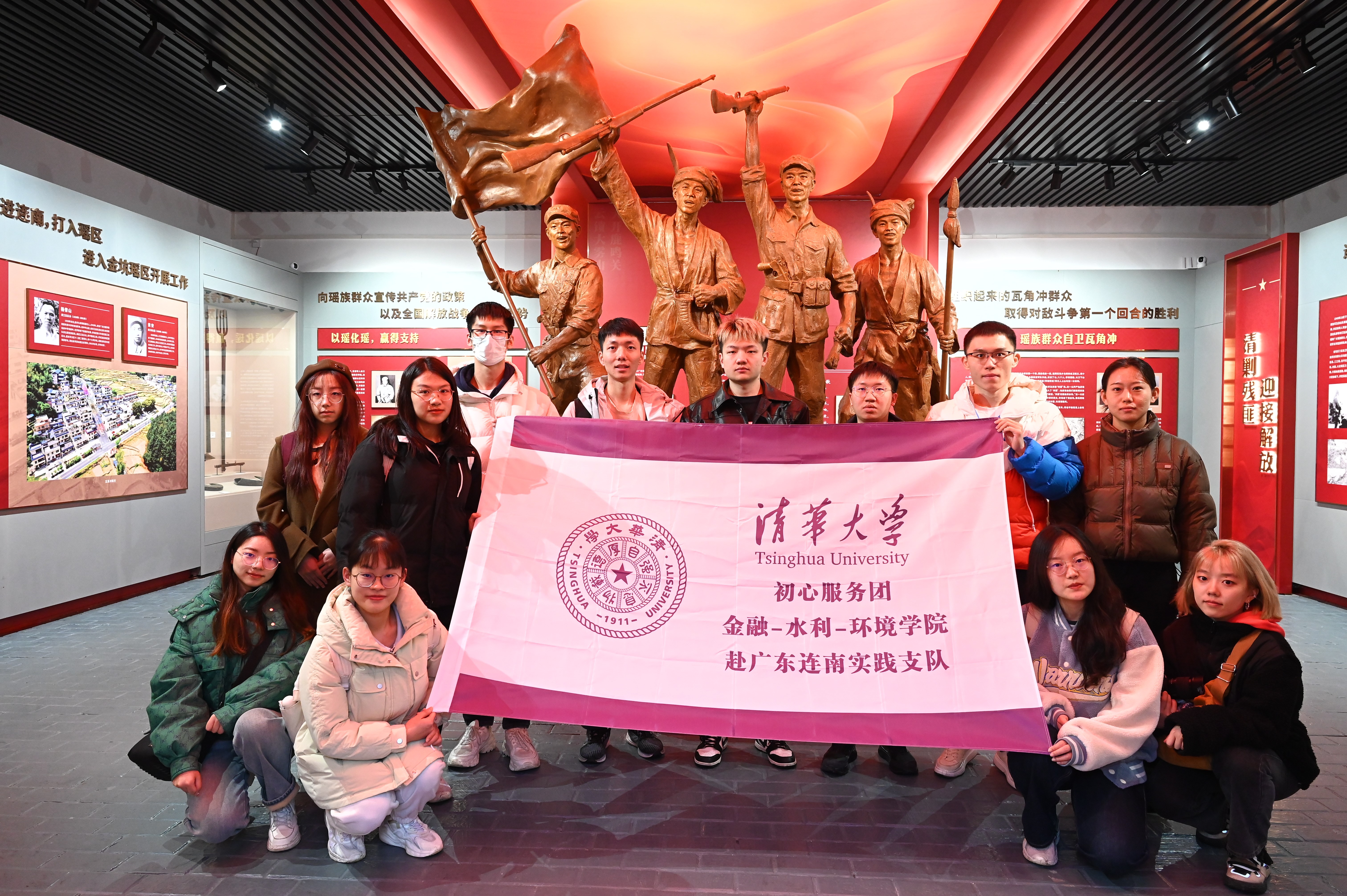 20240301-学思践悟启新程,挺膺担当绘青春——2024 年beat365中文官方网站研究生寒假社会实践总结回顾-“初心服务团”联合金融学院-水利系-环境学院赴广东连南实践支队-支队成员在红军烈士陵园重温入党誓词.jpg