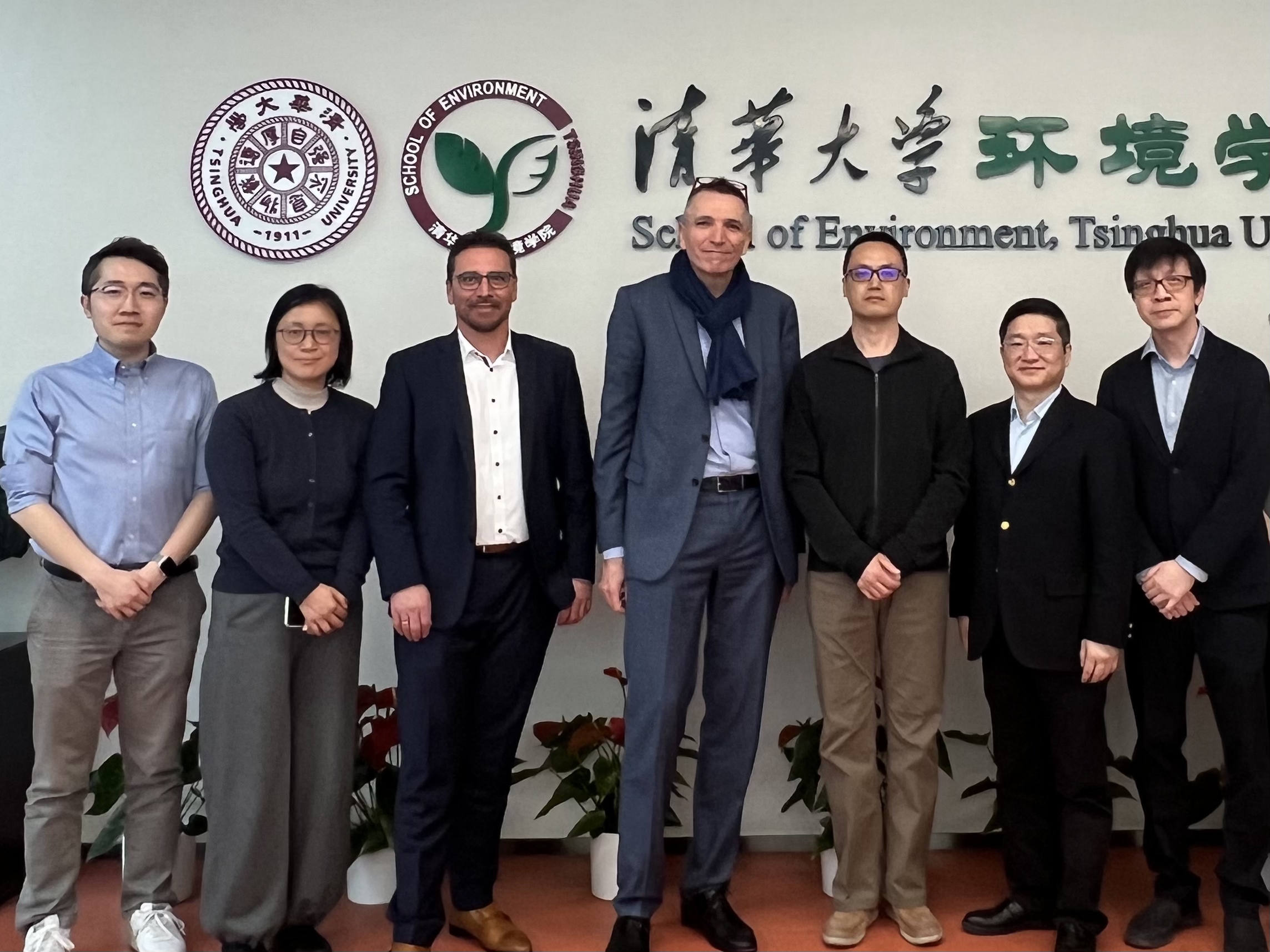 20250313-施耐德电气代表团访问beat365中文官方网站 探讨能源转型与绿色创新合作-环境学院-施耐德电气代表团与环境学院参加交流人员合影.jpg