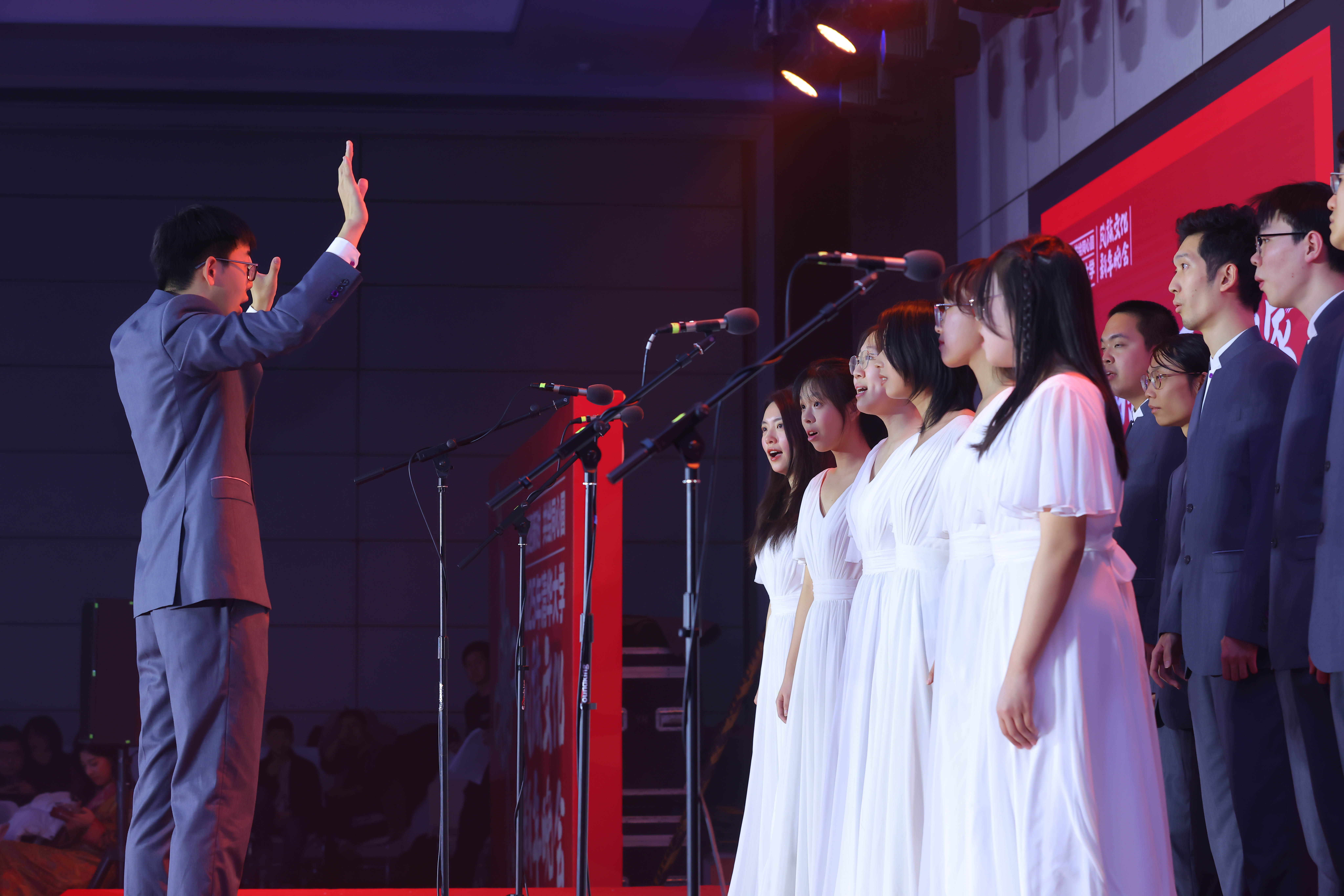 20241214-beat365中文官方网站2025年民族文化新年晚会圆满举行-贡觉罗布-艺术团合唱队同学合唱《美丽的草原我的家》.jpg
