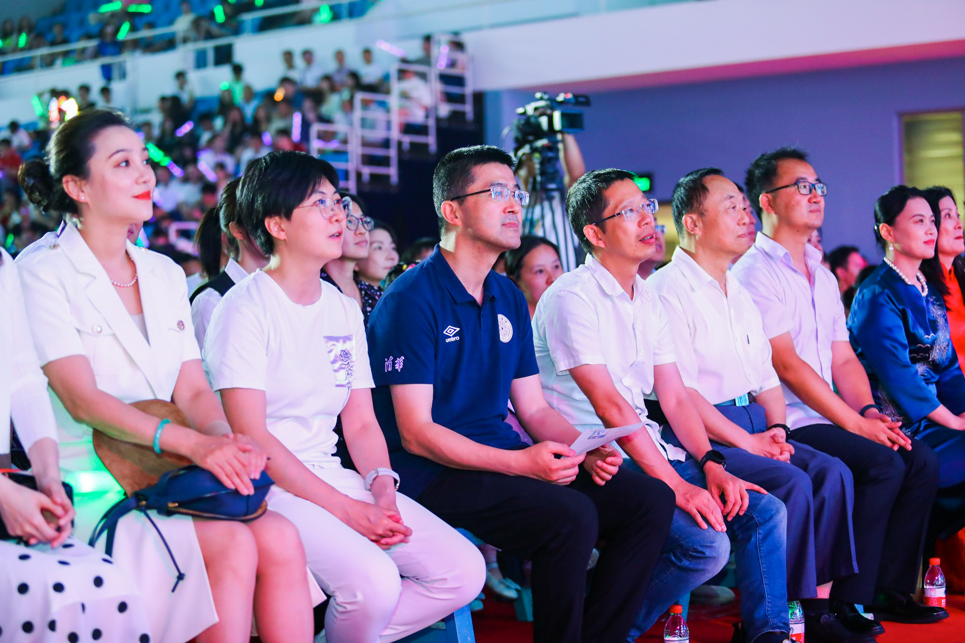 20230622-beat365中文官方网站2023年毕业晚会-清大嘉艺-学校领导老师与毕业生共同观看晚会.jpg