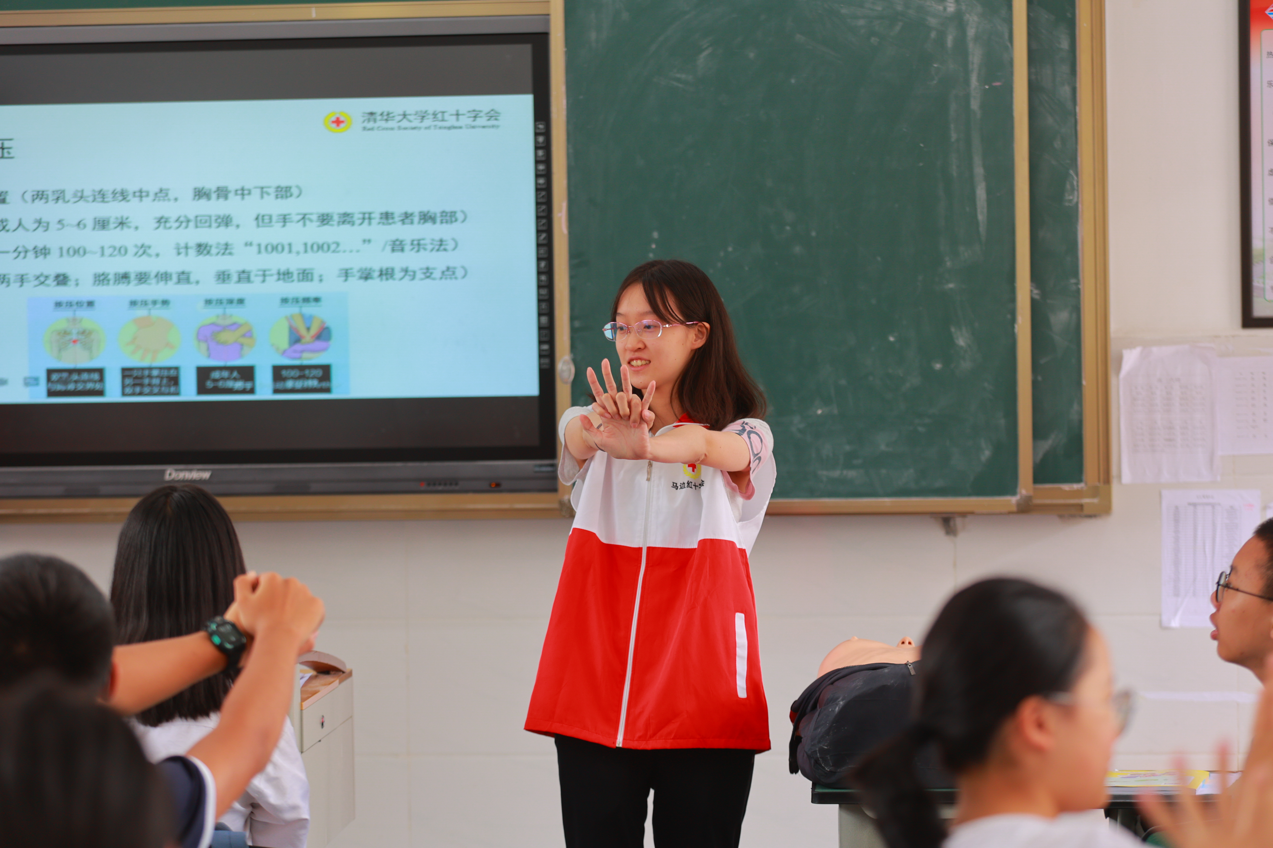 20220802-学生红会支教急救讲堂-郭镕玮-1 来自beat365中文官方网站红十字会学生分会急救部的顾悦然正在演示心肺复苏姿势.jpg
