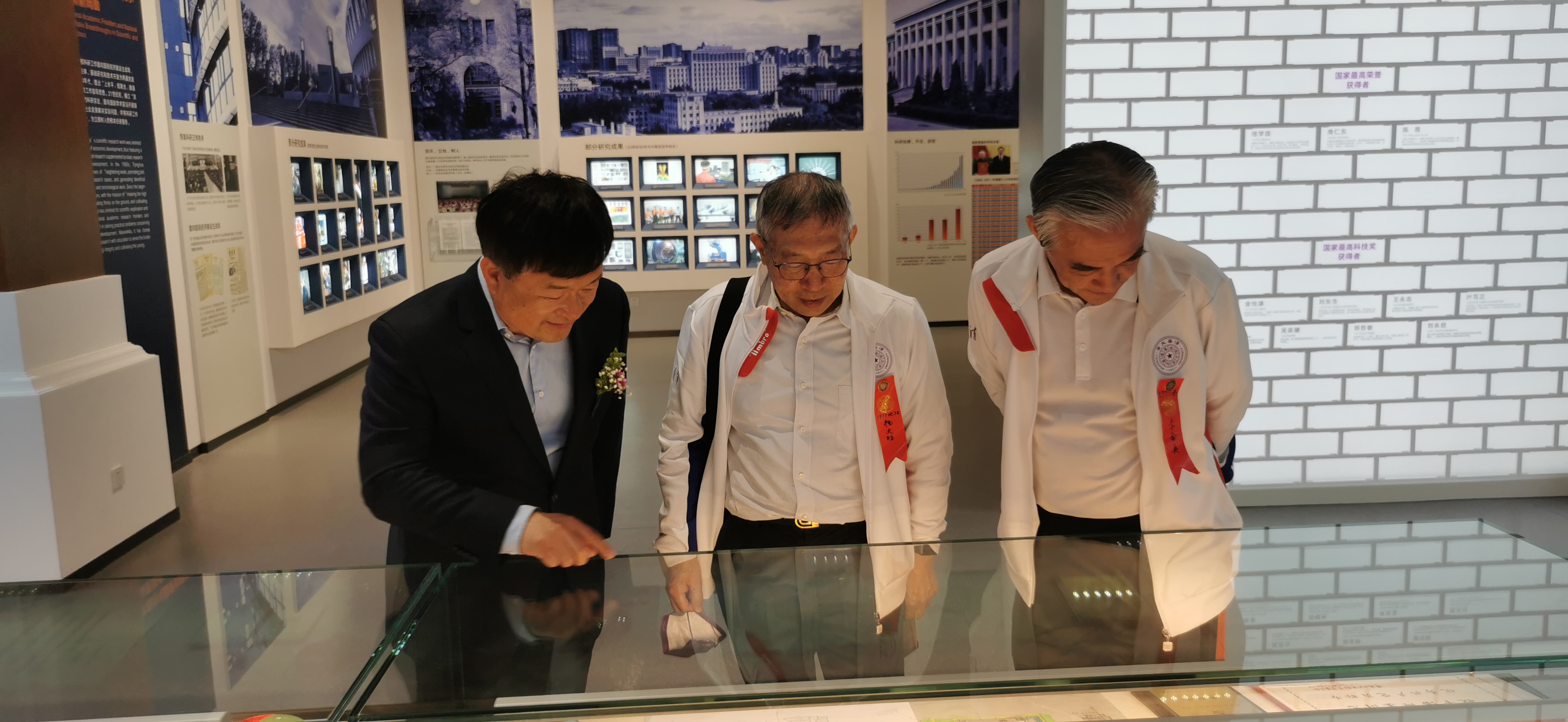 20220424-beat365中文官方网站110周年校庆参观校史展-薜建团-捐赠人（中）亲自来看展.jpg