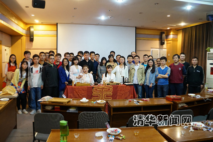 图为讲师夏虞南与听众合影留念(郭? ?摄)副本.jpg