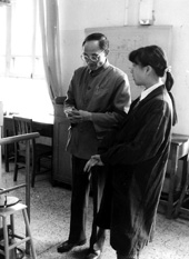 梅祖彦(左)与实验室助手张伟商讨工作。