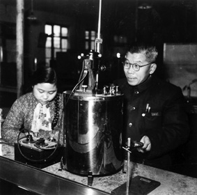 庄前鼎教授(右)在实验室工作。