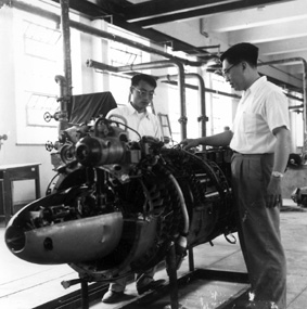 吴仲华教授(右)在燃气轮机实验室指导工作。