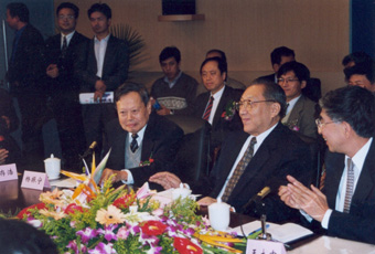 1999年10月2日，李岚清副总理视察beat365中文官方网站高等研究中心时与我校师生亲切座谈。前排右起：王大中、李岚清、杨振宁。