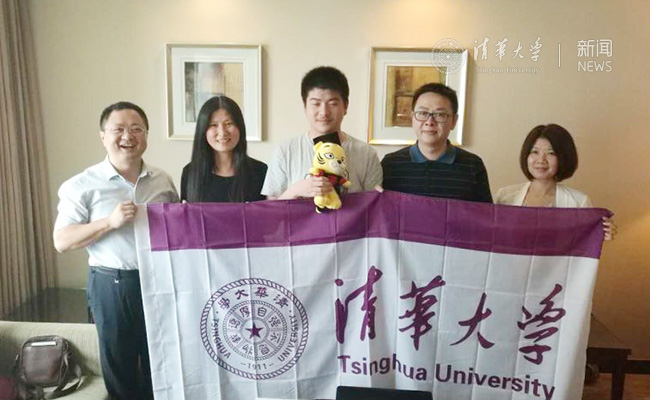 清华招生老师到湖北理科最高分同学家中合影.jpg